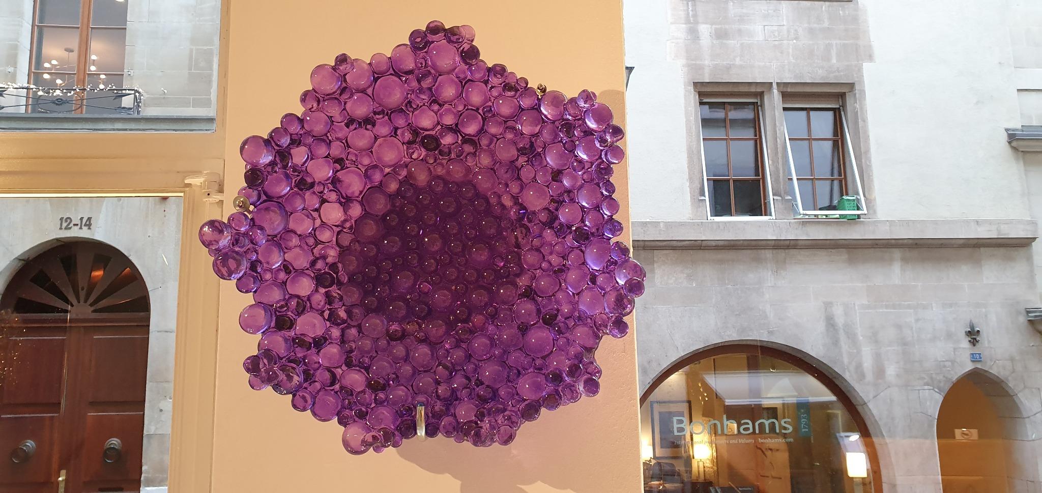 SPLASH- BUCKET, eine lila Harzkübel – Sculpture von Pierre Koukjian