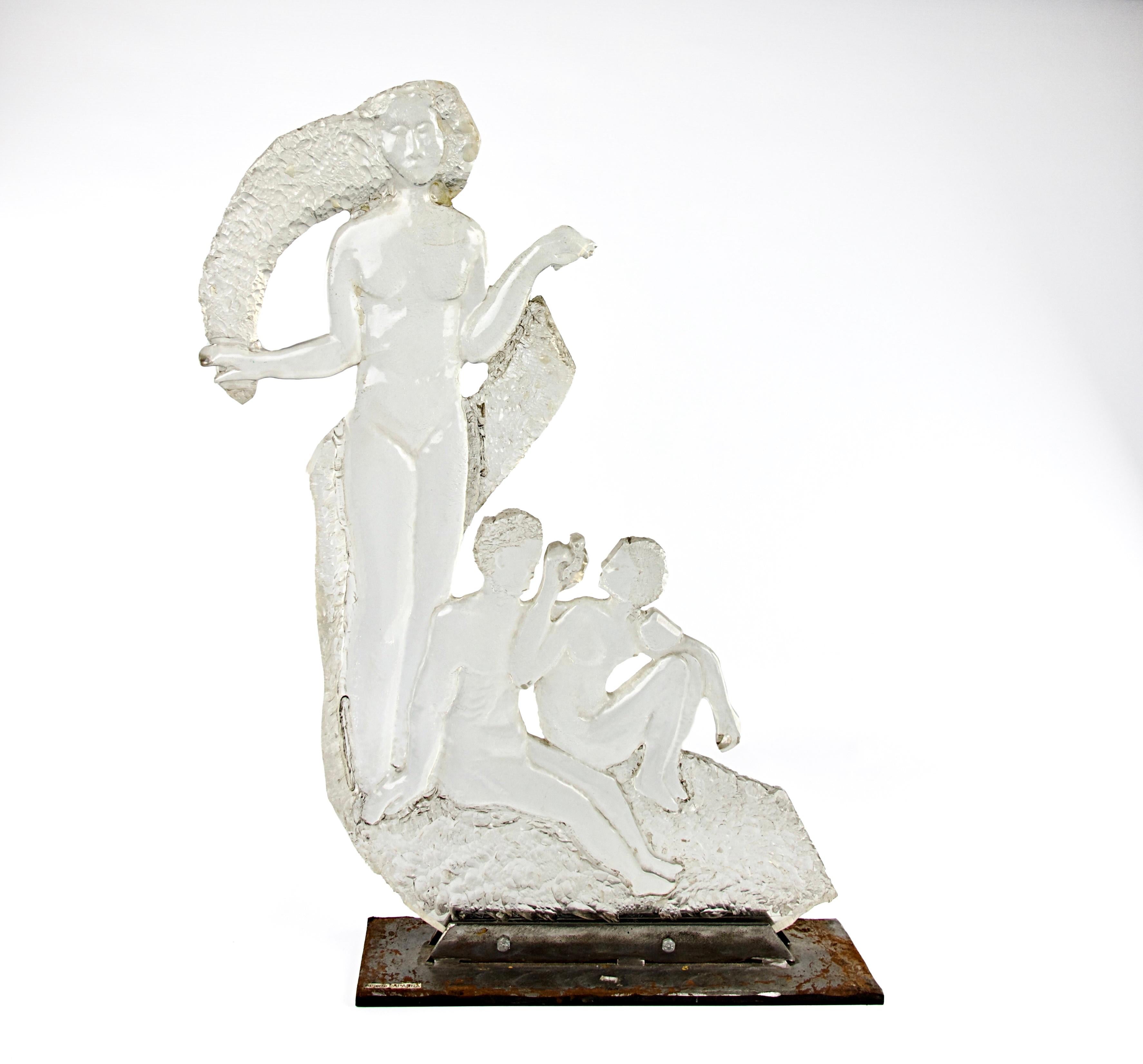 Superbe sculpture moderniste de style romantique des années 1970 représentant une femme nue et deux enfants par l'artiste Pierre Laparra. Plexiglas sculpté monté sur une base métallique. 

En bon état. Quelques petits signes