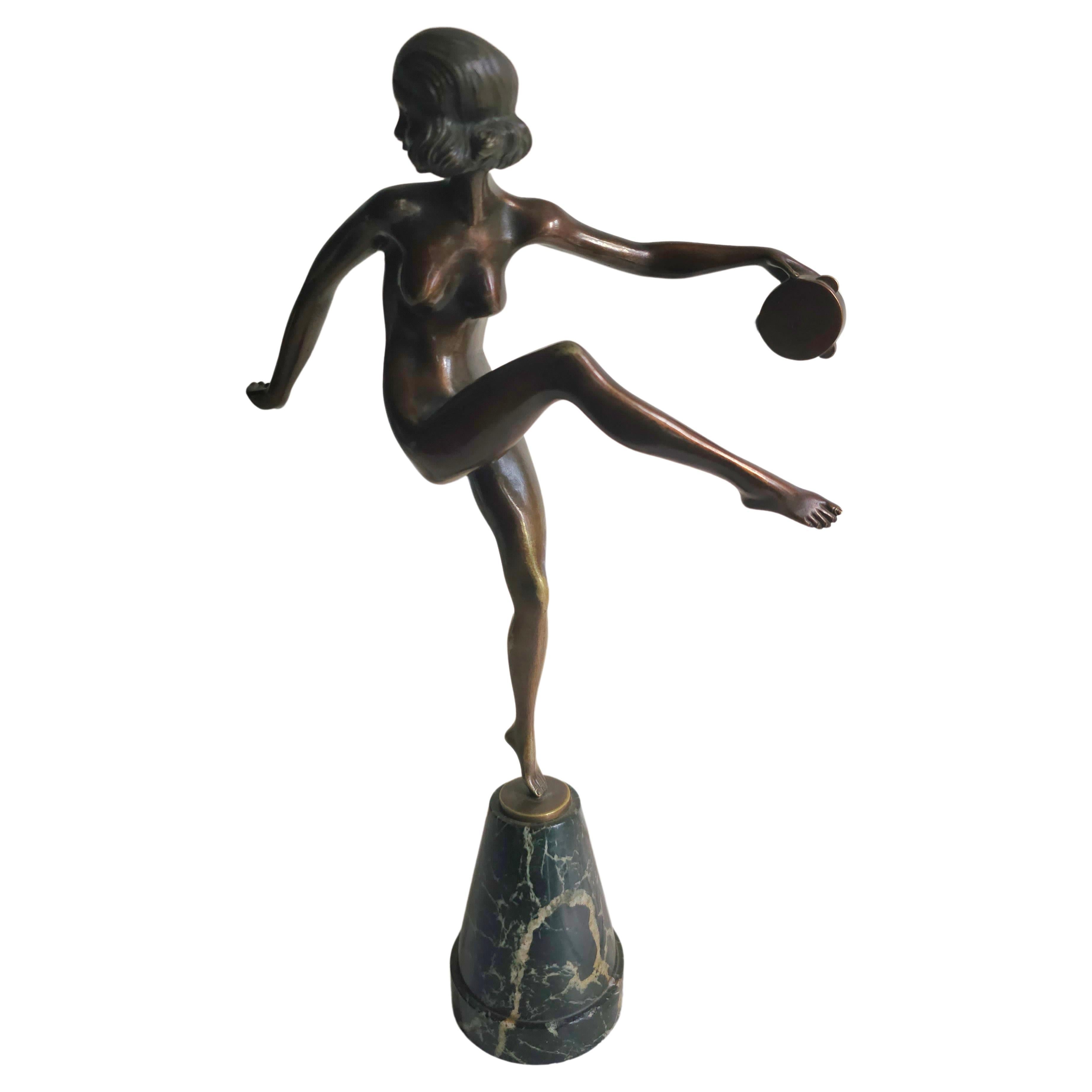 Patinierte Bronzefigur „ Tambourine-Tänzer“ von Pierre Laurel (1892-1962) C1925 (Griechisch-römisch) im Angebot
