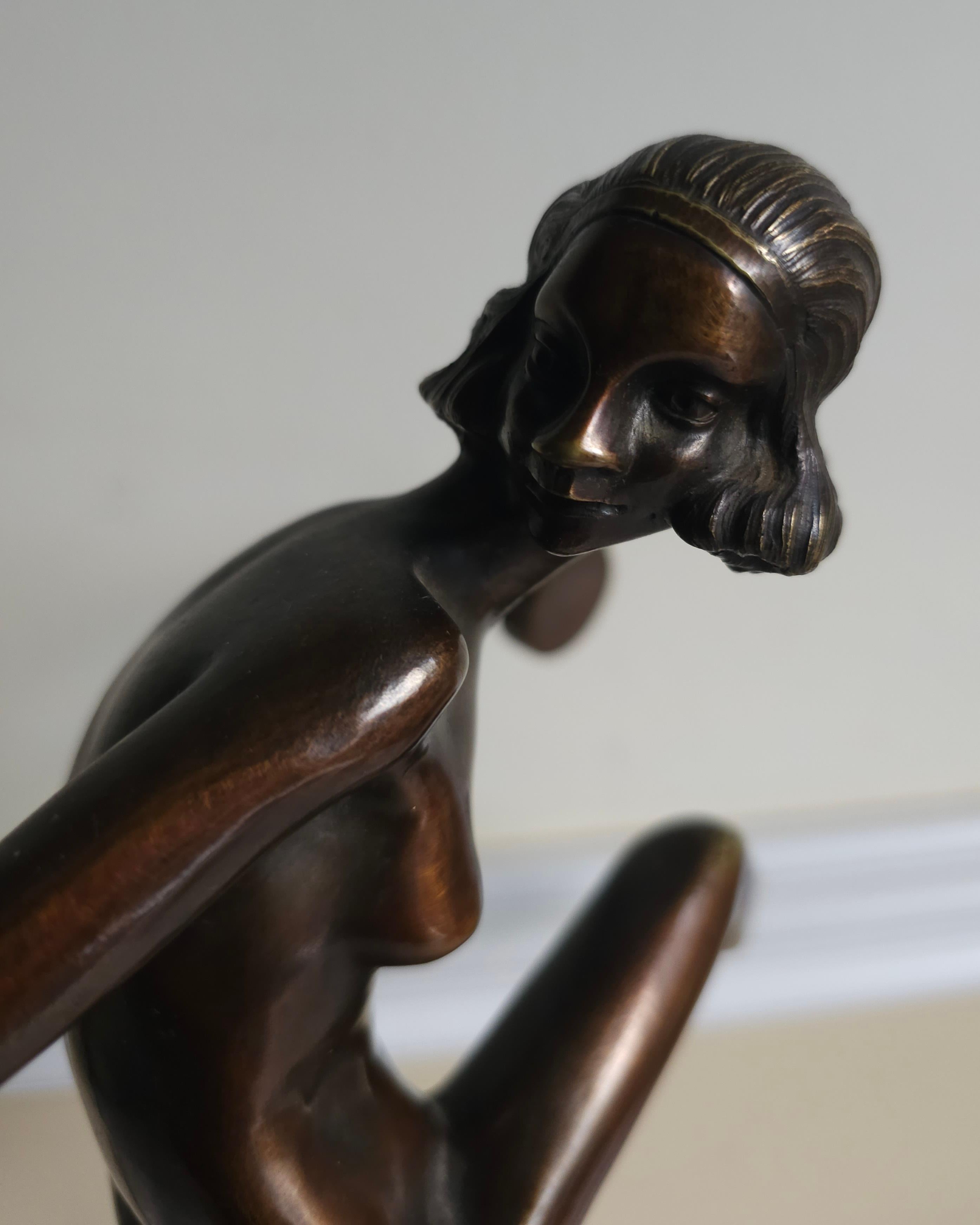 Patinierte Bronzefigur „ Tambourine-Tänzer“ von Pierre Laurel (1892-1962) C1925 (20. Jahrhundert) im Angebot