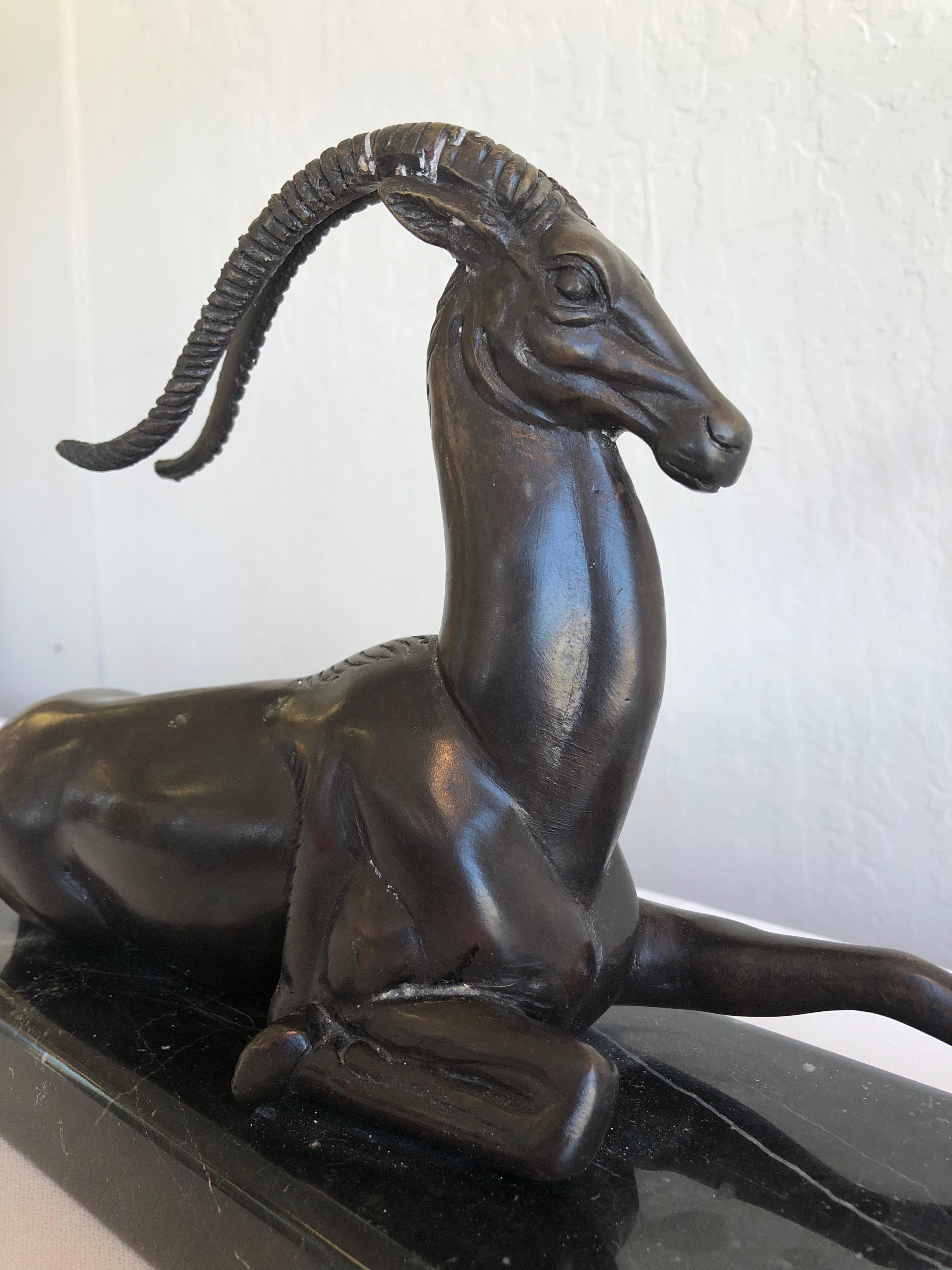 Pierre le Faguays - Sculpture en bronze Art Déco - Gazelle de séduction en vente 3
