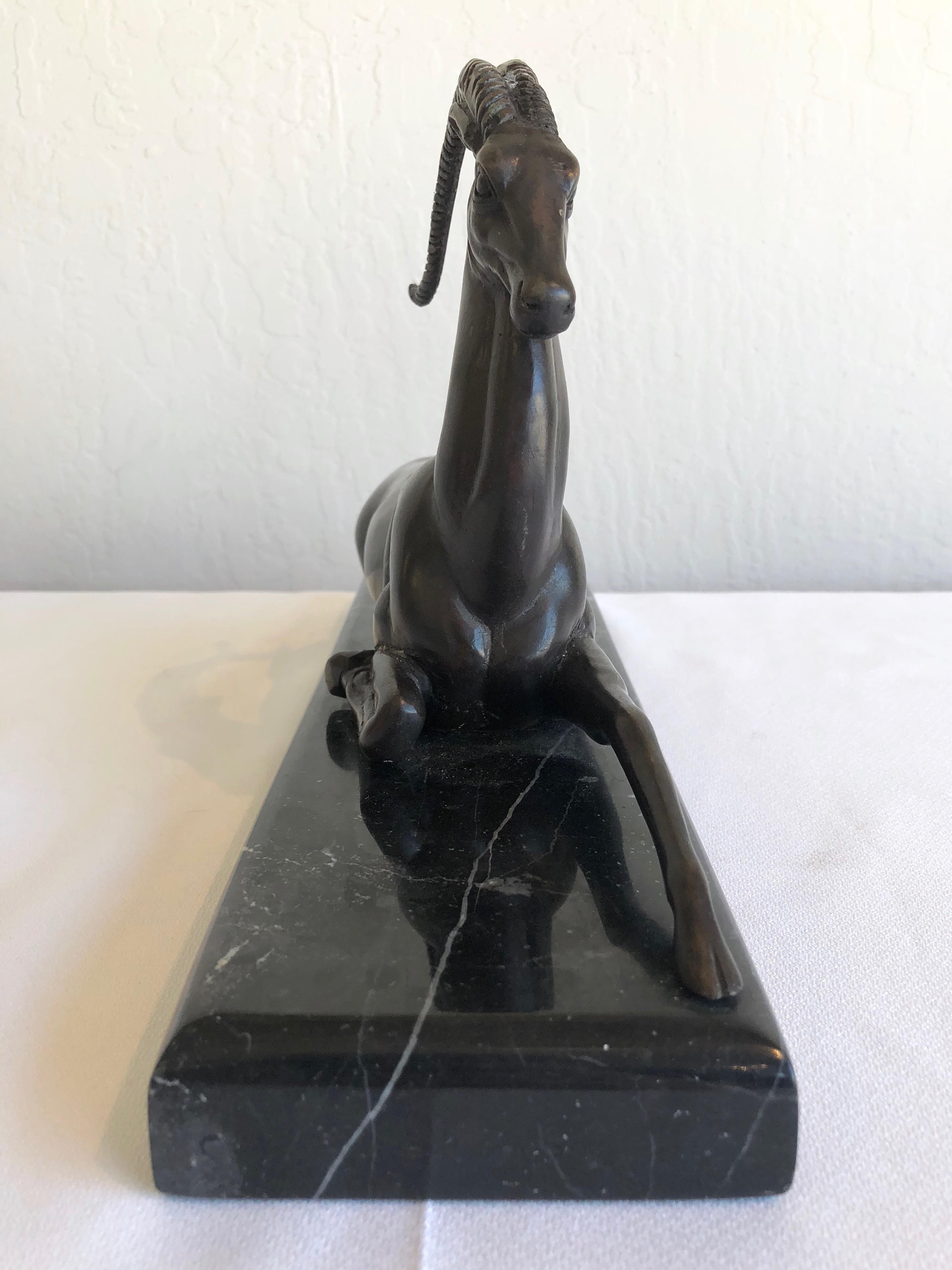 Pierre le Faguays - Sculpture en bronze Art Déco - Gazelle de séduction en vente 4