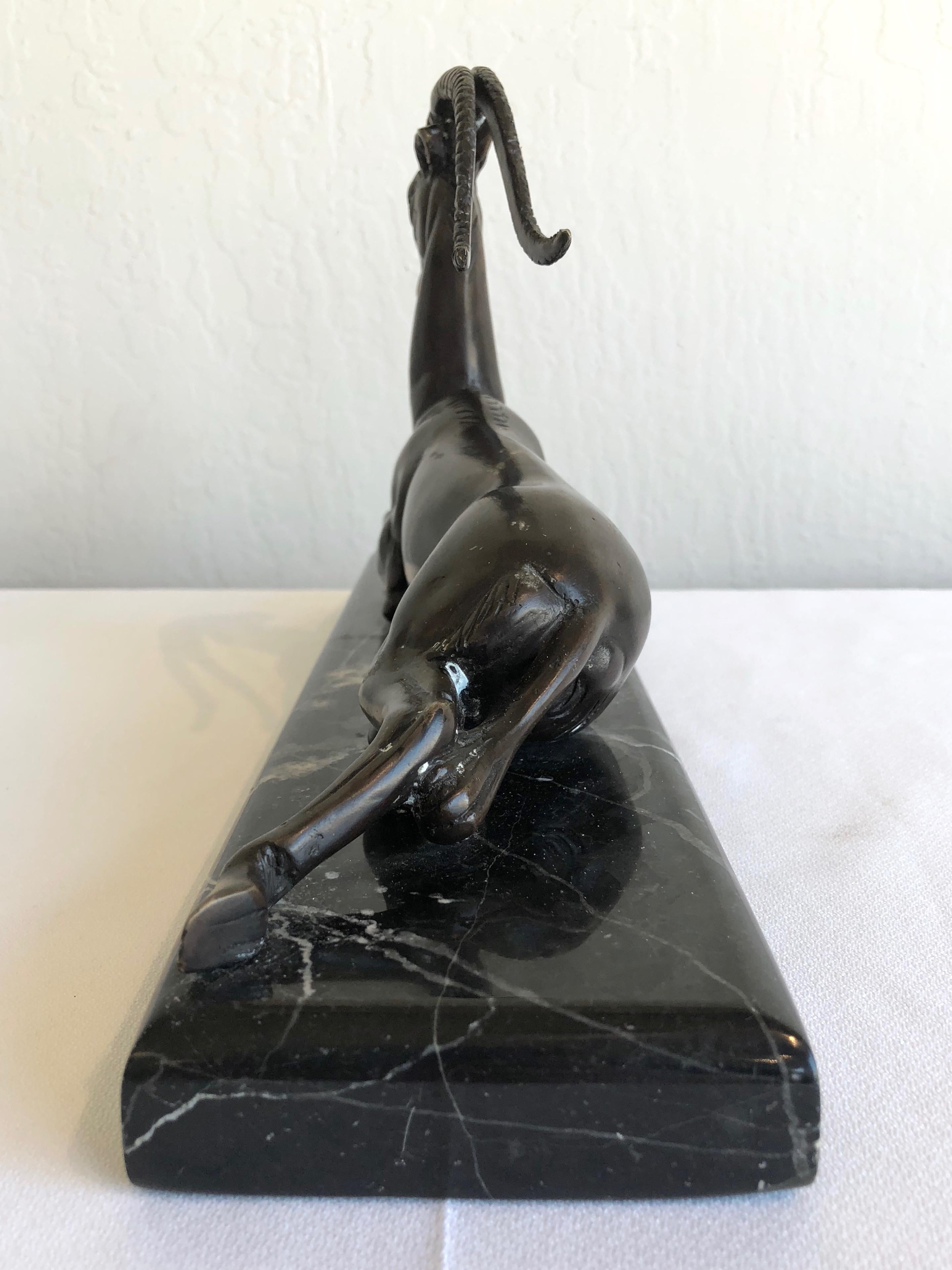 Pierre le Faguays - Sculpture en bronze Art Déco - Gazelle de séduction en vente 5