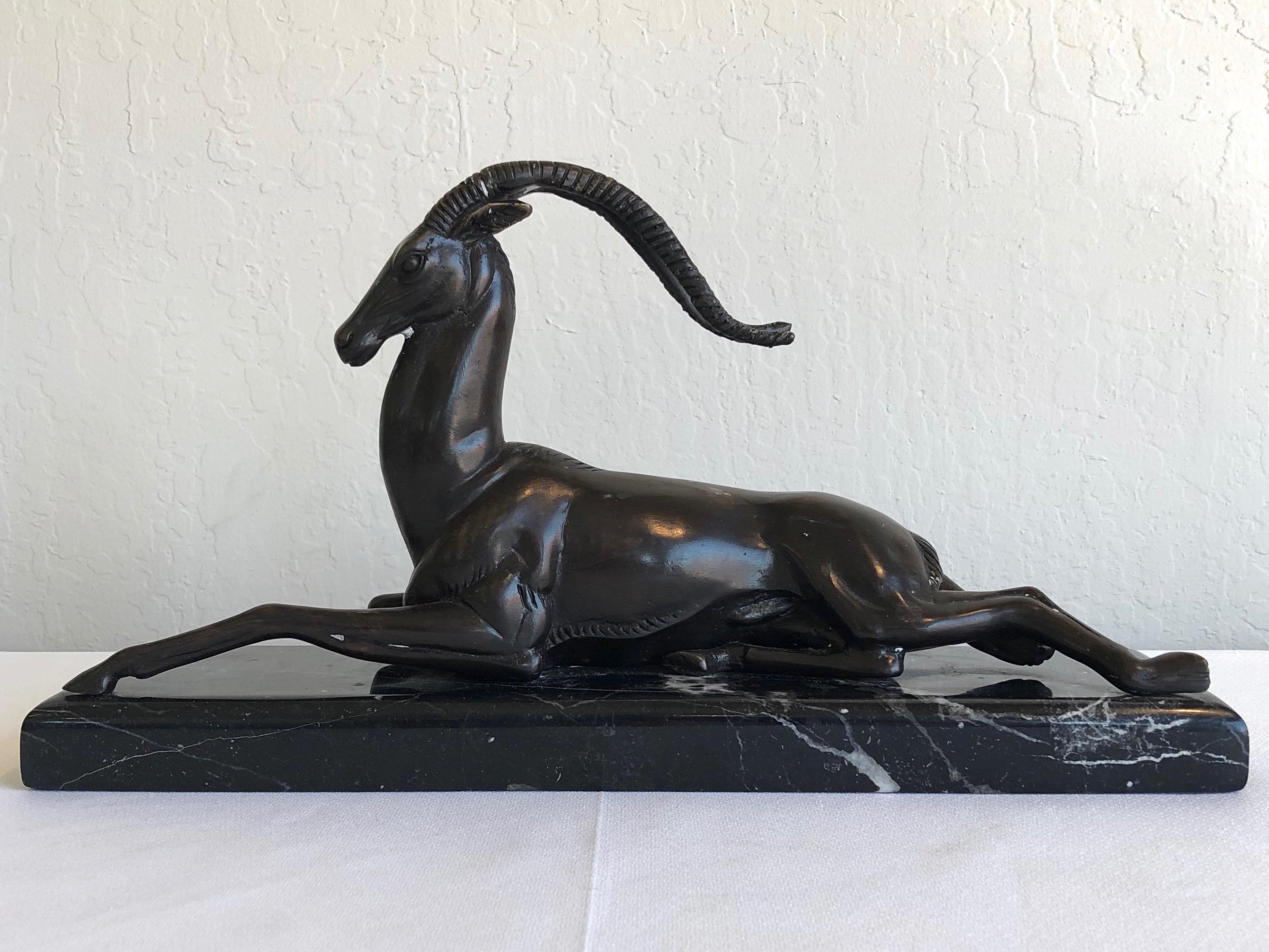 Exceptionnellement rare sculpture Art Déco en bronze massif d'une gazelle sur une base en marbre noir poli de 
