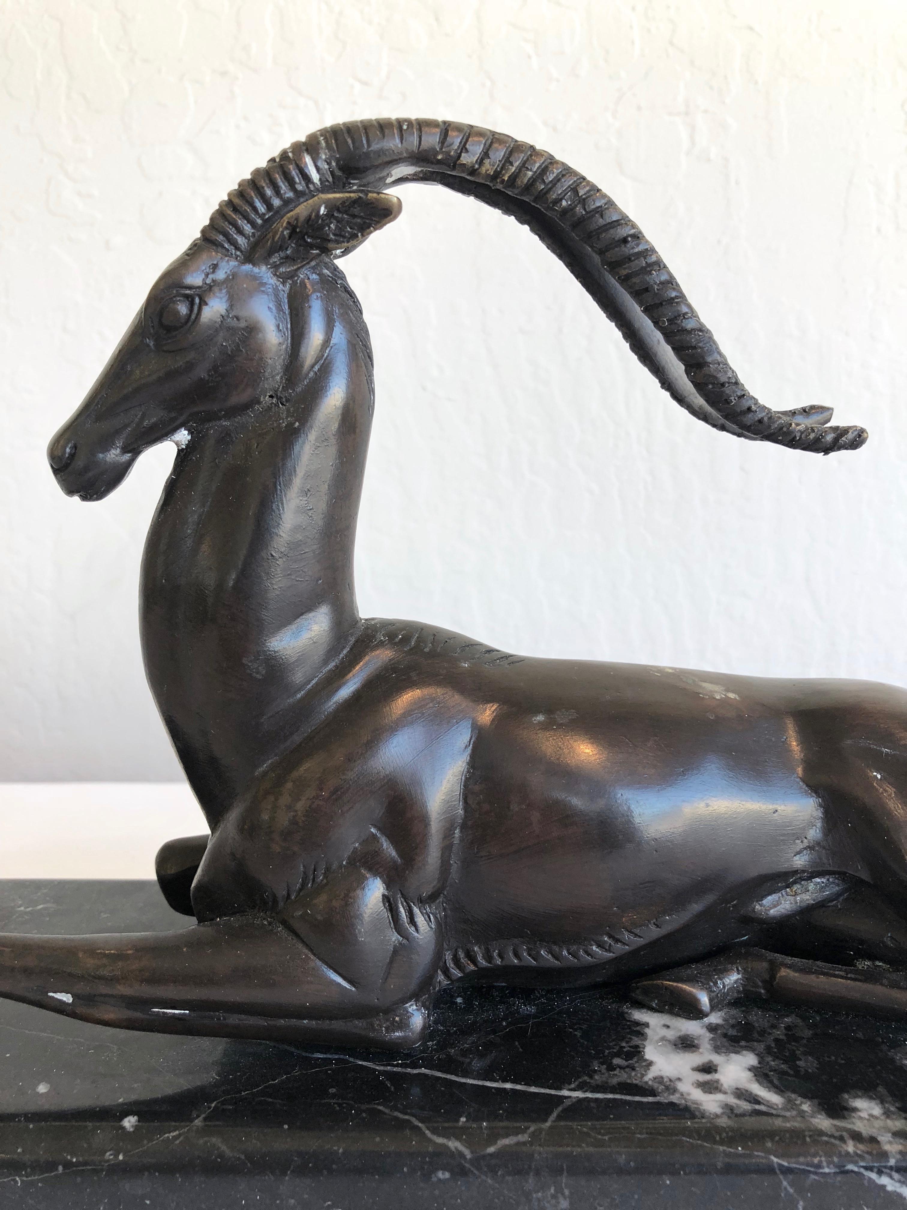 Français Pierre le Faguays - Sculpture en bronze Art Déco - Gazelle de séduction en vente