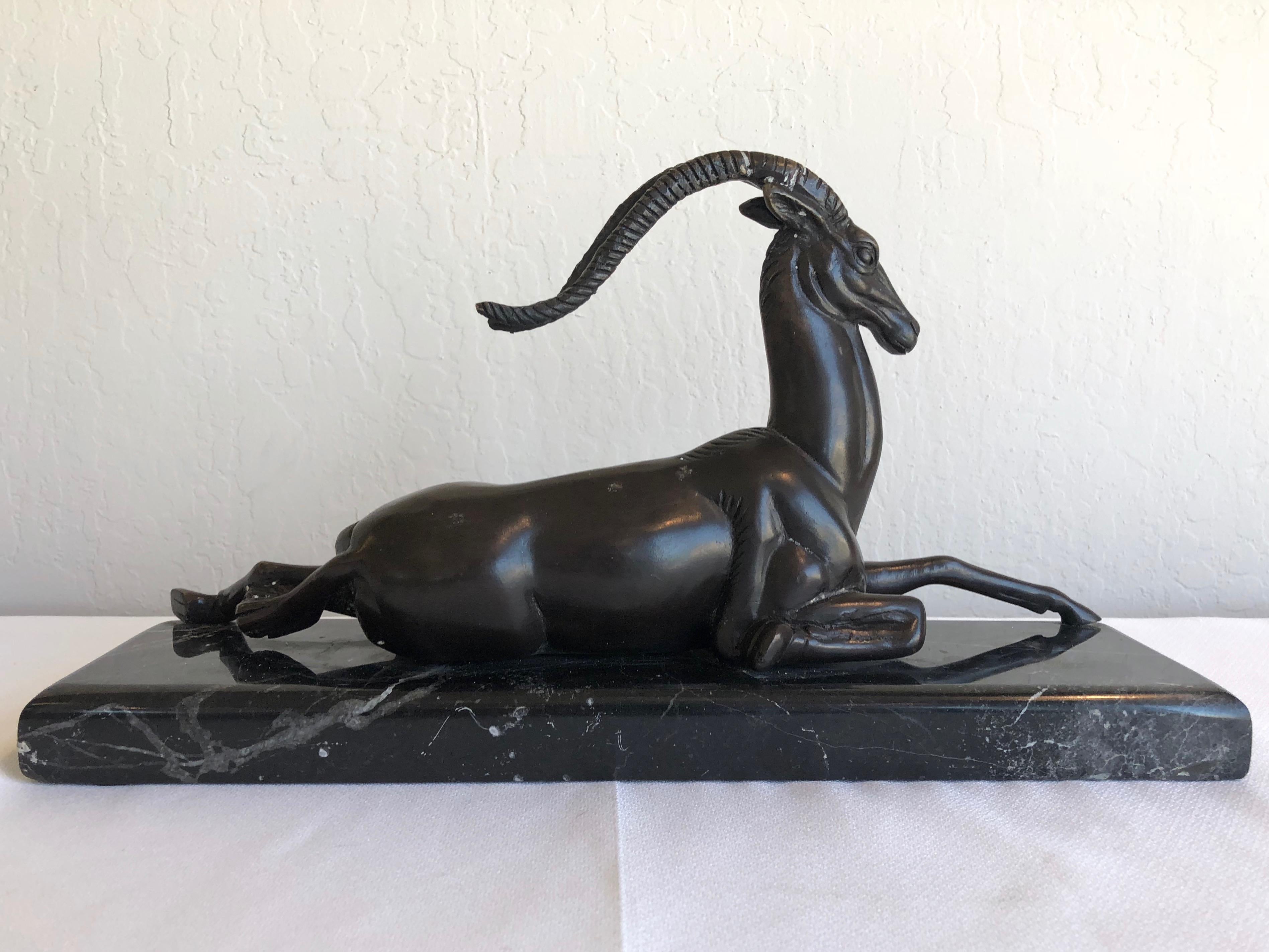 Début du 20ème siècle Pierre le Faguays - Sculpture en bronze Art Déco - Gazelle de séduction en vente
