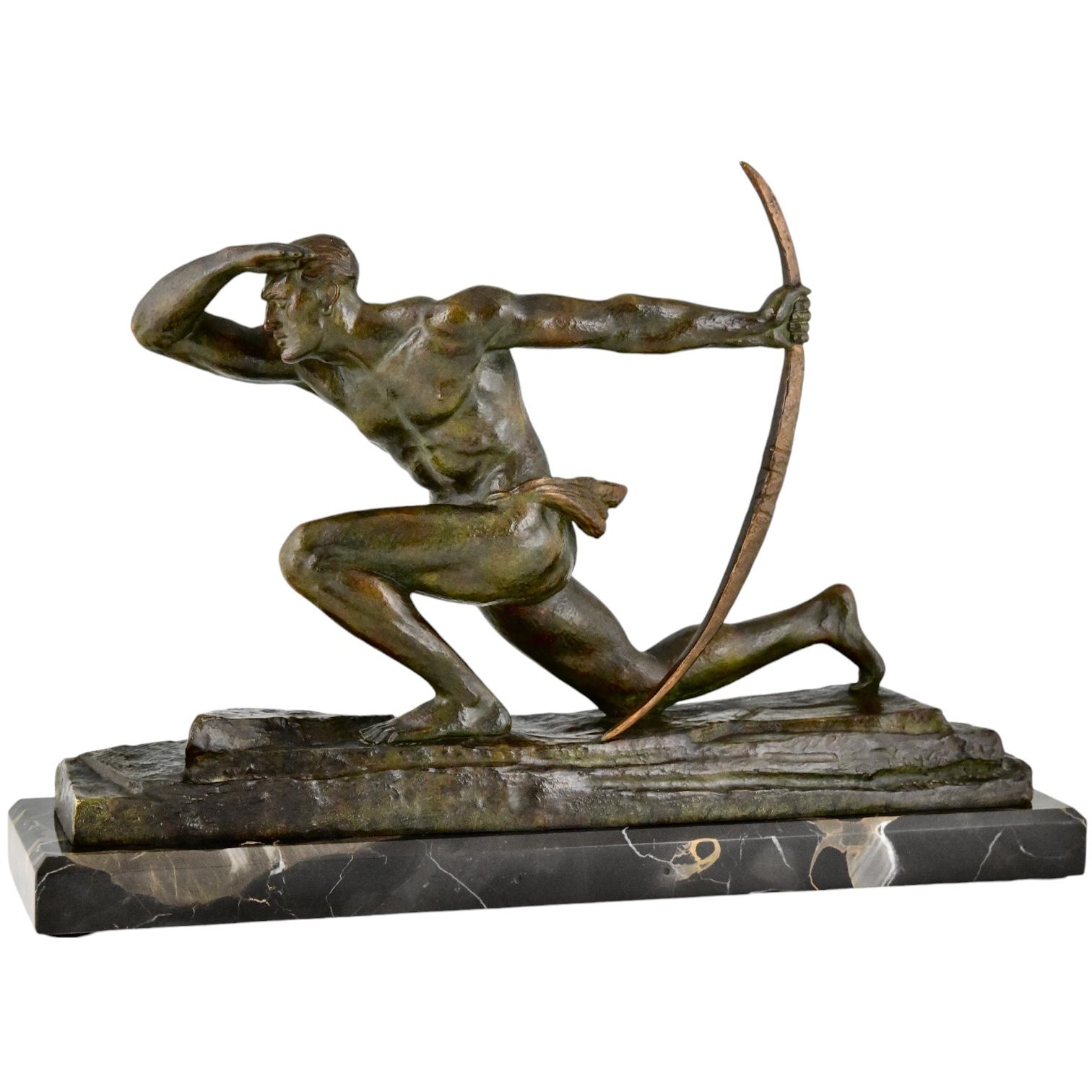 Scultura in bronzo Art déco: atleta con arco, arciere.
Di Pierre Le Faguays. Bronzo con patina verde su base di marmo Portor. Francia 1930.
Firmato e con marchio della fonderia Les Neveux de Lehmann. 

Letteratura:
Bronzi, scultori e fondatori di H.