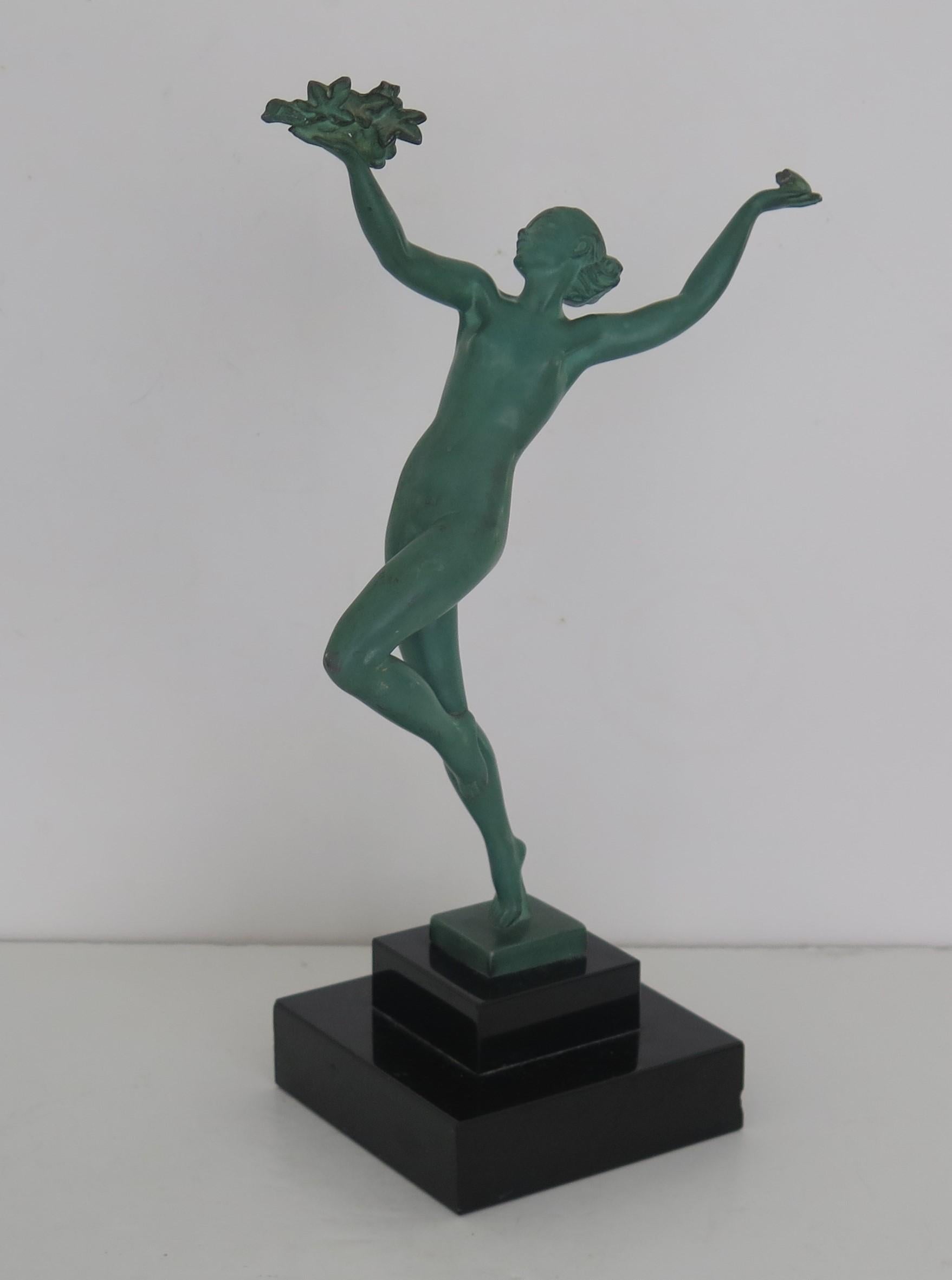 Il s'agit d'une figurine originale en métal d'une danseuse par Max Le Verrier / Pierre Le Faguays, appelée GRISERIE, et signée GUERBE, fabriquée en France dans la période Art Déco, circa 1930 .

La figurine est magnifiquement sculptée par Pierre