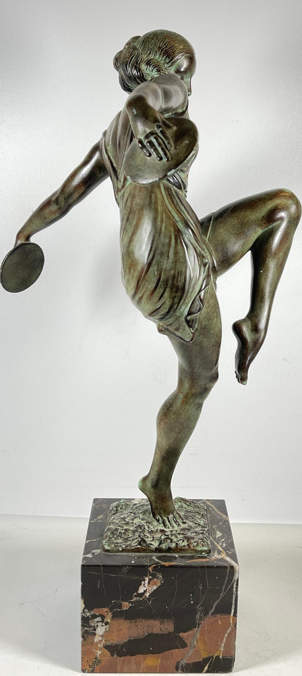 ÜBER
Schöne und beeindruckende Art-Deco-Statue einer tanzenden Frau mit Zimbeln.  Circa 1935.
Originaltitel 