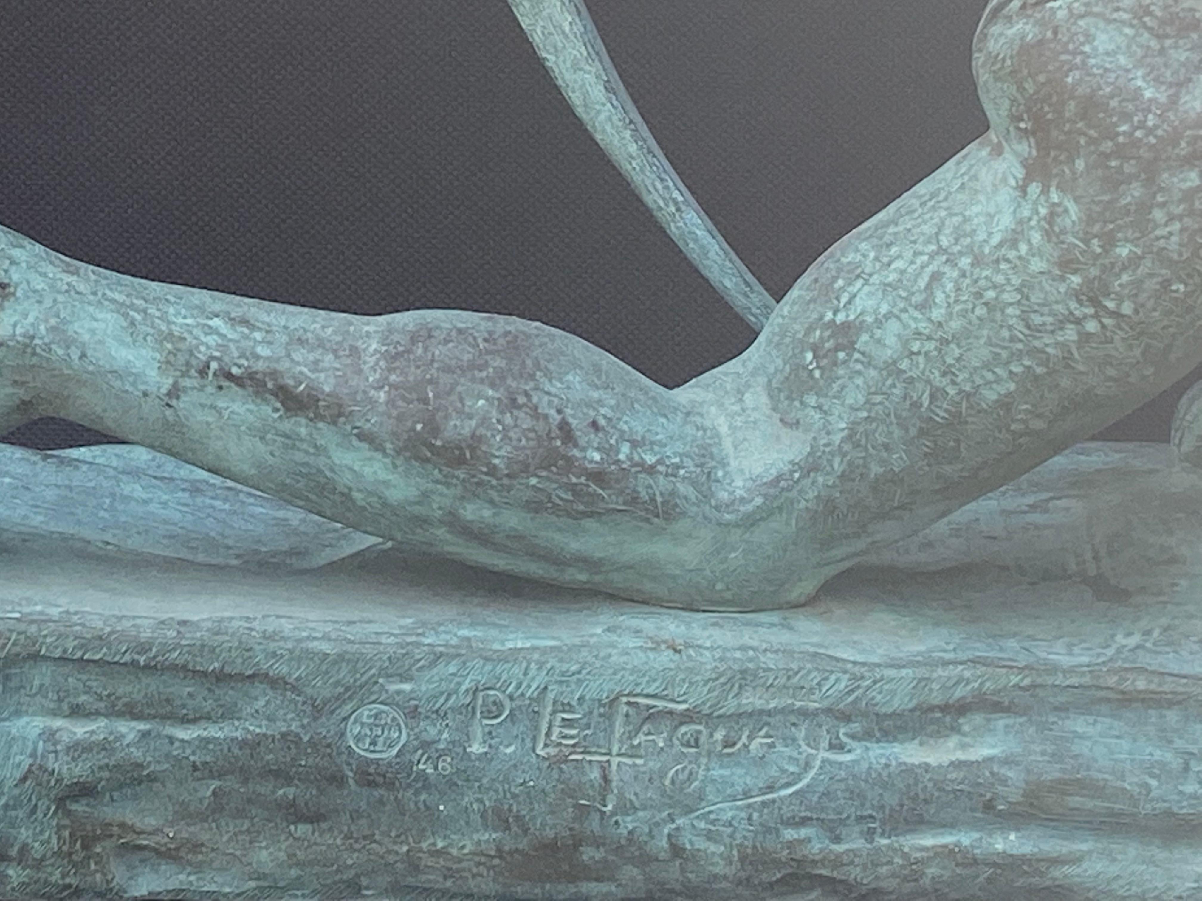 Magnifique bronze Art Déco original d'un archer masculin par le célèbre sculpteur français, Pierre Le Faguays. L'état est très bon. Finition vert verde sur patine bronze. Légère usure due au frottement, compatible avec l'âge, de la finition patinée.