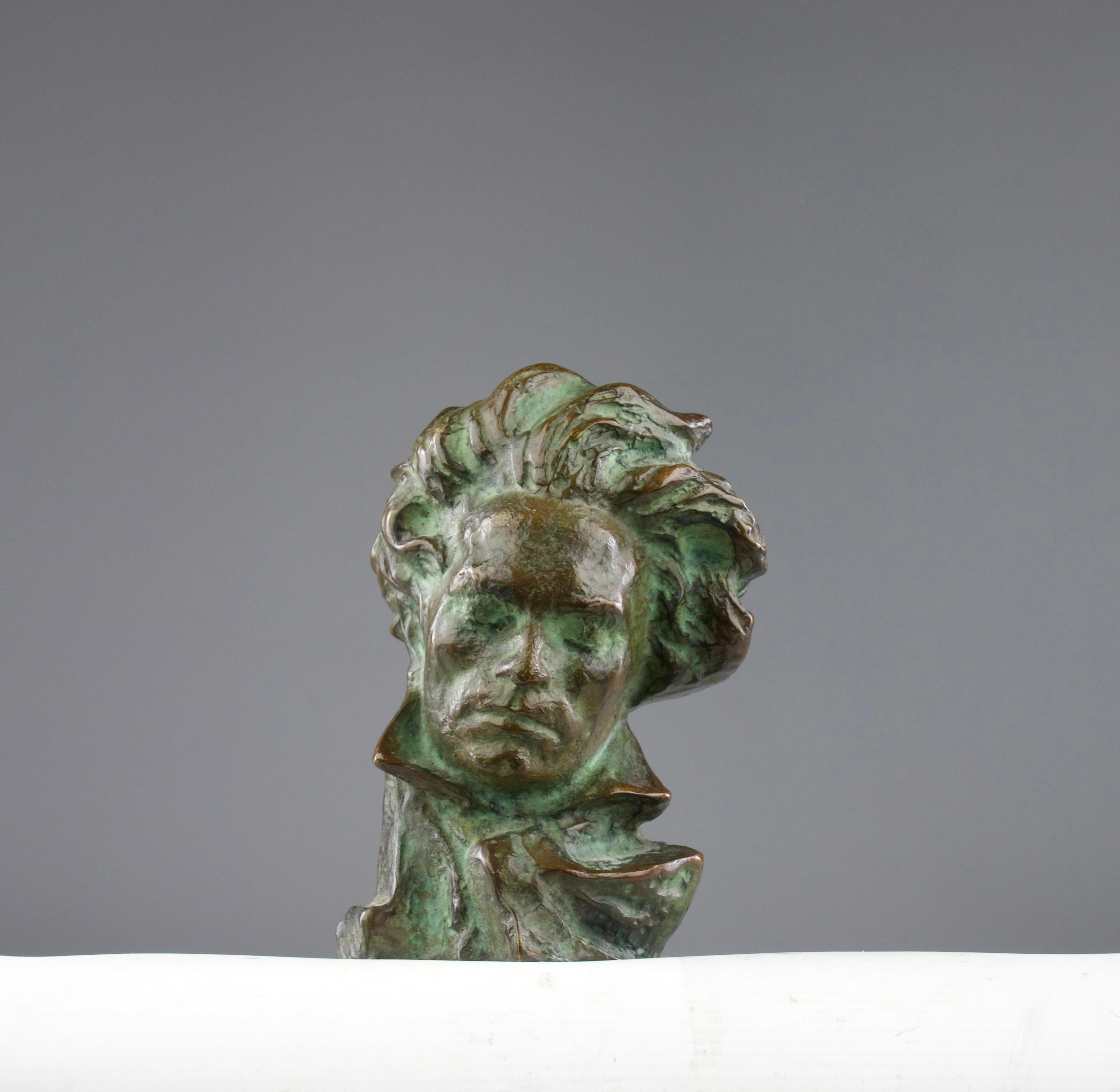 A stunning green-patinated bust of Beethoven, sculpted by Pierre Le Faguays for Max Le Verrier. A masterpiece of French Art Deco from the 1920s, it captures the composer lost in the spell of his own genius. His eyes, softly shut, reflect a journey