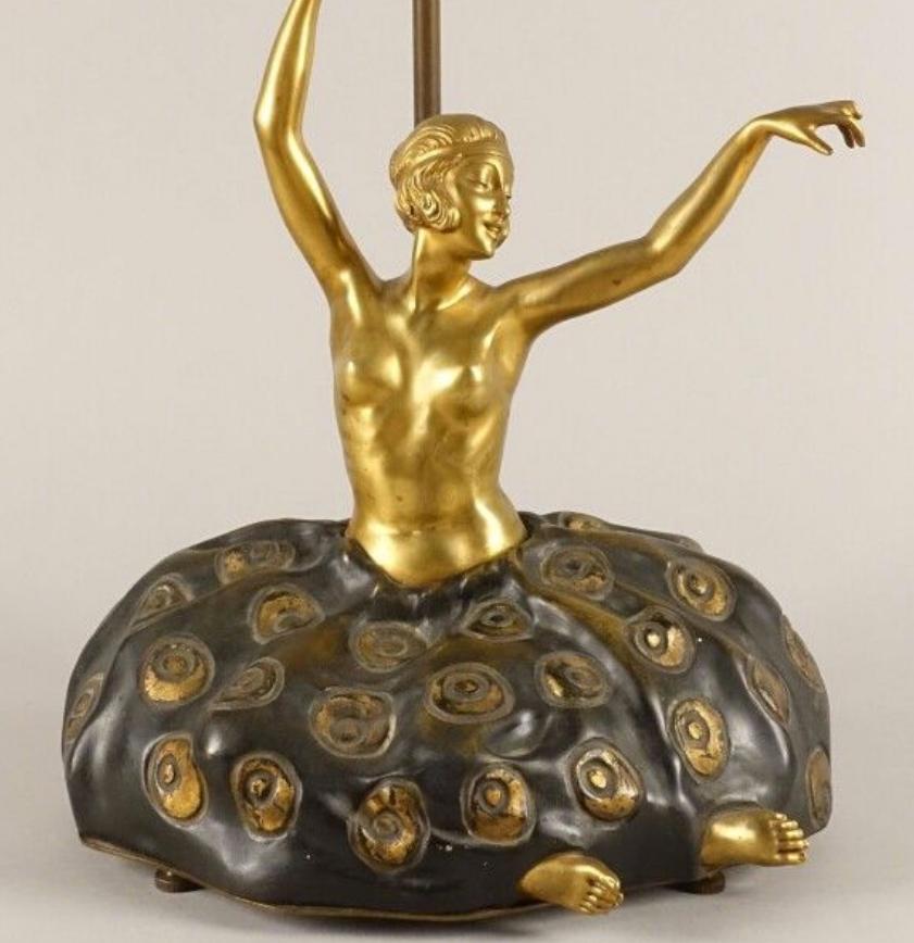 Pierre Lefaguays (1892-1962)
Danseuse
Lampe de table en bronze patiné avec des accents dorés.
Signé 