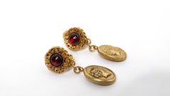 Pierre Lorion Sylvia Karels 1980er Rote Cabochon-Medaillon-Ohrclips mit Medaillon