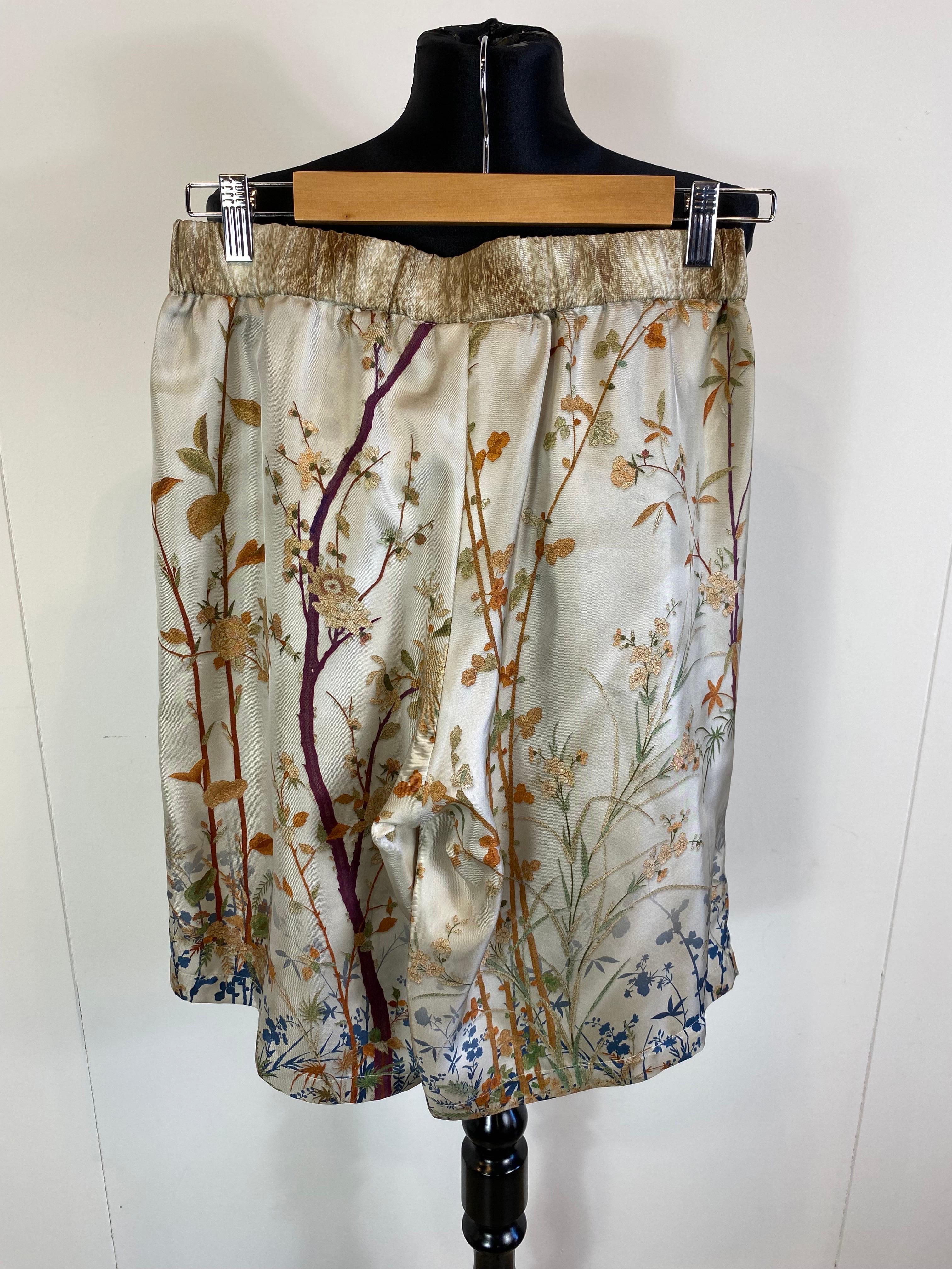 Bermuda shorts by Pierre Louis Mascia in silk.
Elastic in the back strap. If you want, you can wear it in a suit with the bomber jacket with the same print.

It is part of the new collection.

New, without tag

Size S
Waist 38 cm