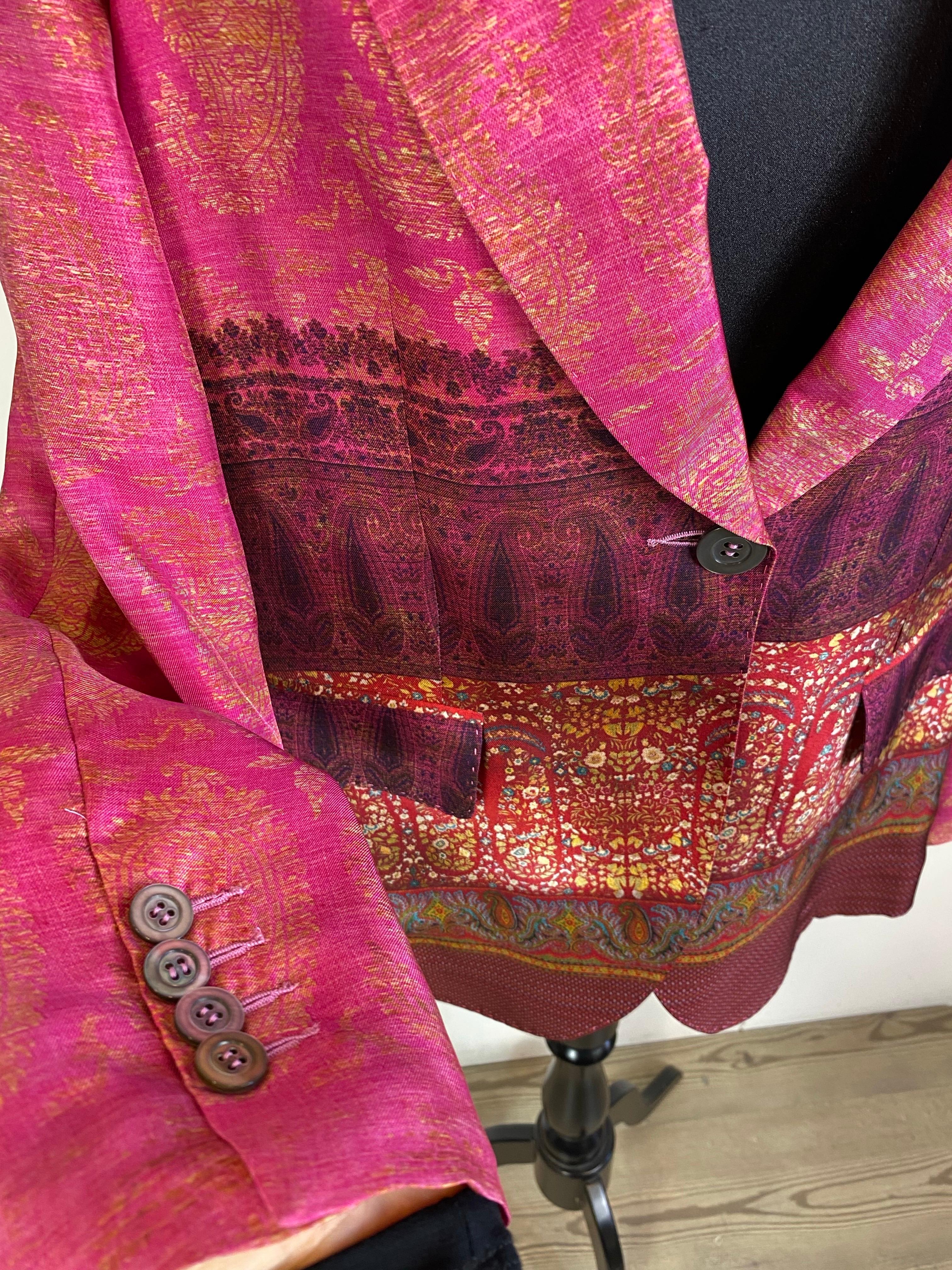 Pierre Louis Mascia silk jacket, fuchsia.
Single-breasted, with 1 button.
Classic lapel.
New, without tag.
Size S
Shoulders 40 cm
Bust 48 cm
Waist 46 cm
Sleeve length 61 cm
Length 70 cm
