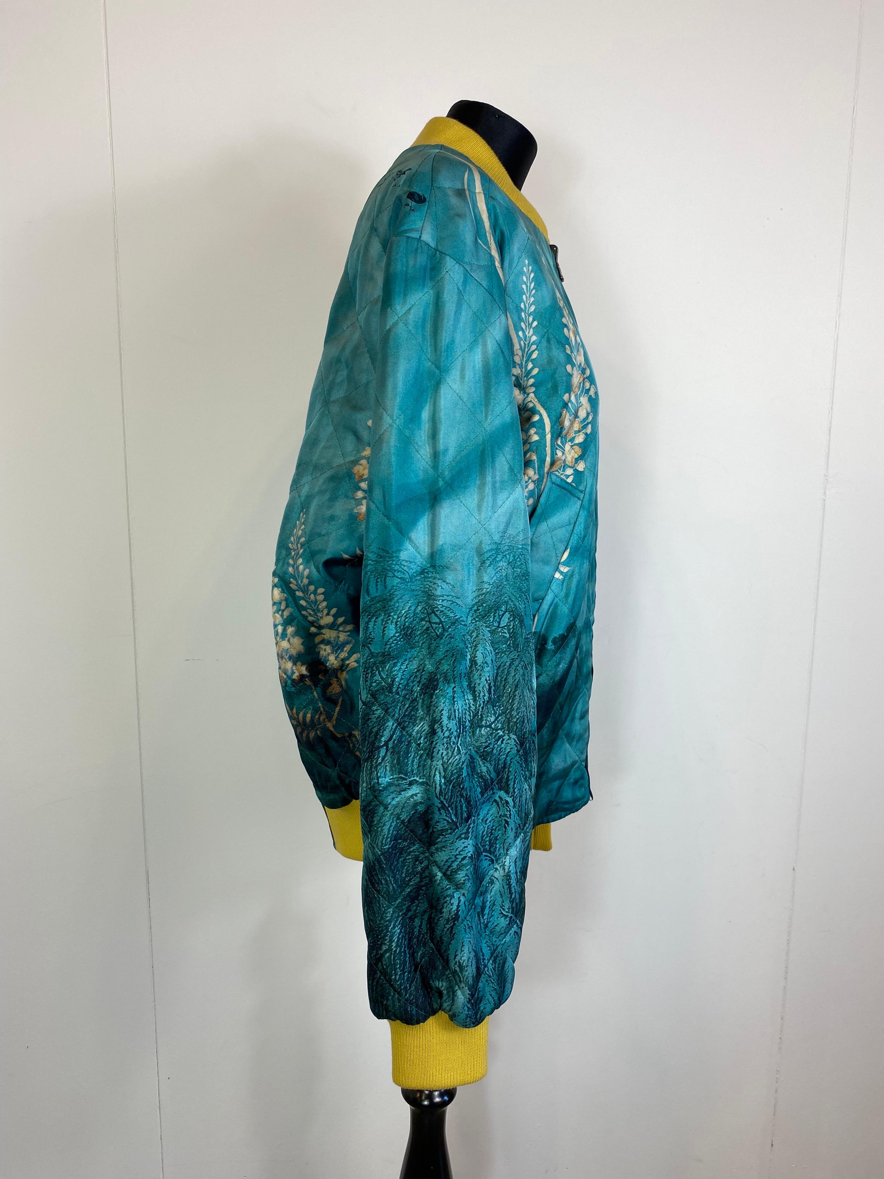 Double-sided silk bomber jacket by Piere Louis Mascia.
Both for women and men.
New, without a tag.
It is part of the new collection, in fact it is still on sale on the site for 1165 euros.
Oversized fit.
Size S
Shoulders 55 cm