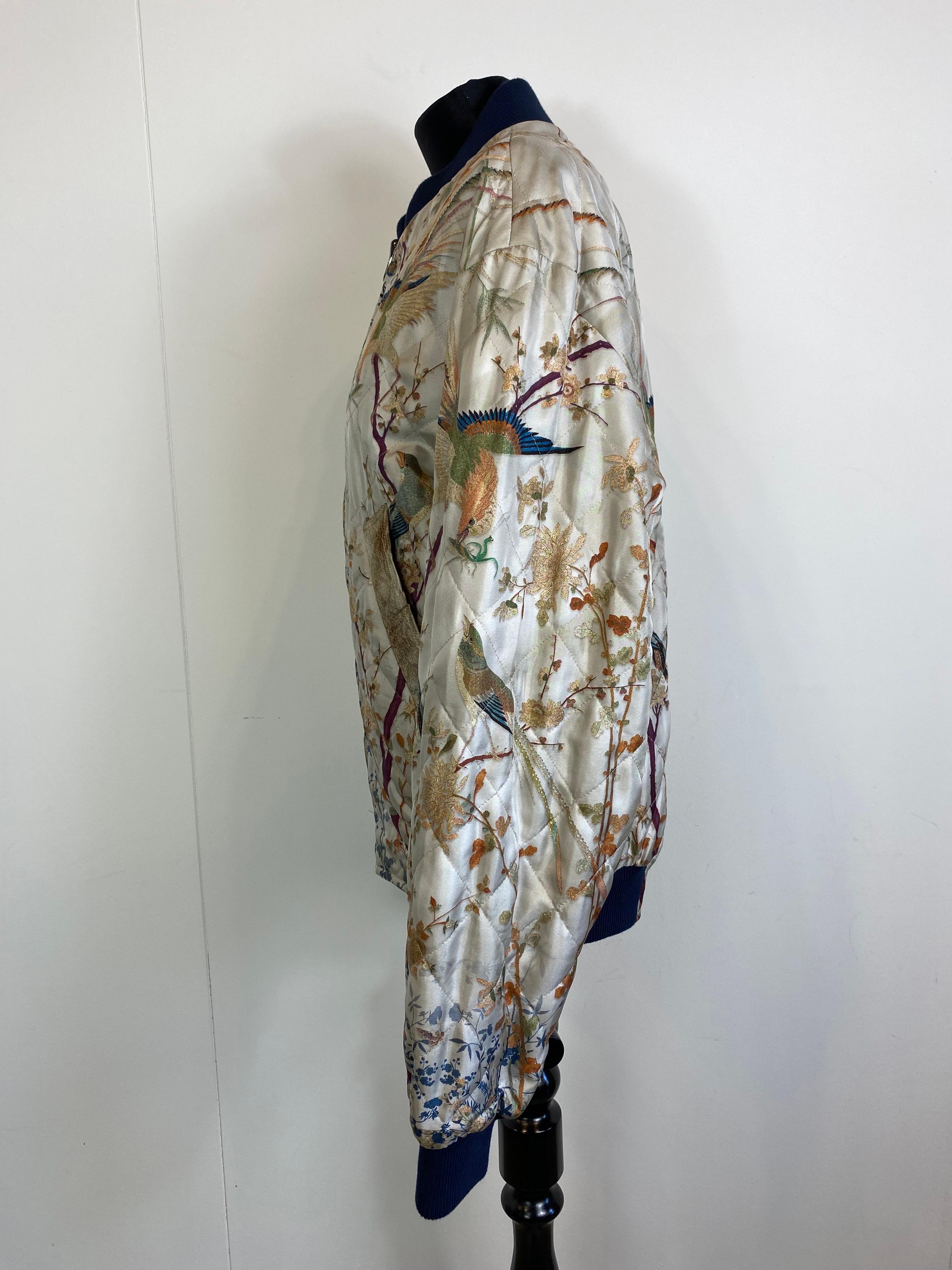 Double-sided silk bomber jacket by Piere Louis Mascia.
Both for women and men.
If you want, you can wear it in a suit with Bermuda shorts with the same print.
New, without a tag.
It is part of the new collection, in fact it is still on sale on the