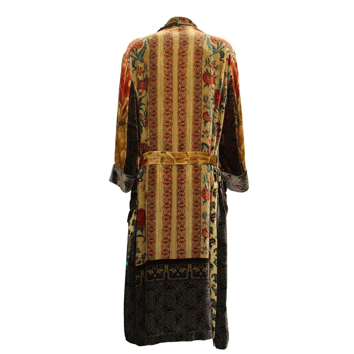 Wonderful overcoat !
Viscose and silk (18%)
Fancy pattern
Multicolored
With belt
Two pockets
Total length from shoulder cm 110 (43.3 inches)
Worldwide express shipping included in the price !