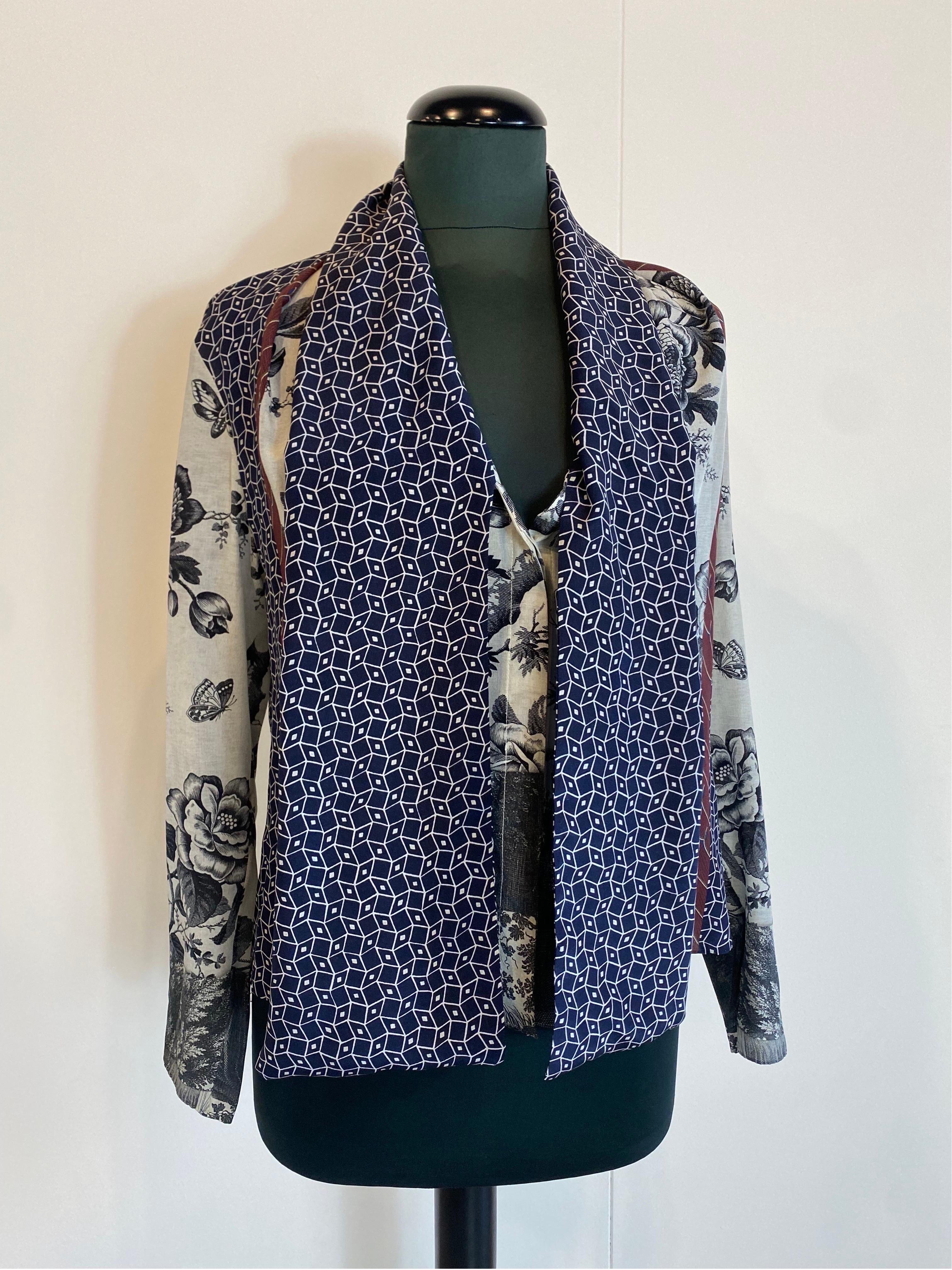 In silk. With a patterned blue scarf that can be tied or left loose.
With tag. Like new.
With buttons.
International size S.
Shoulders 45
Length 52
Sleeve length 55
Bust 50