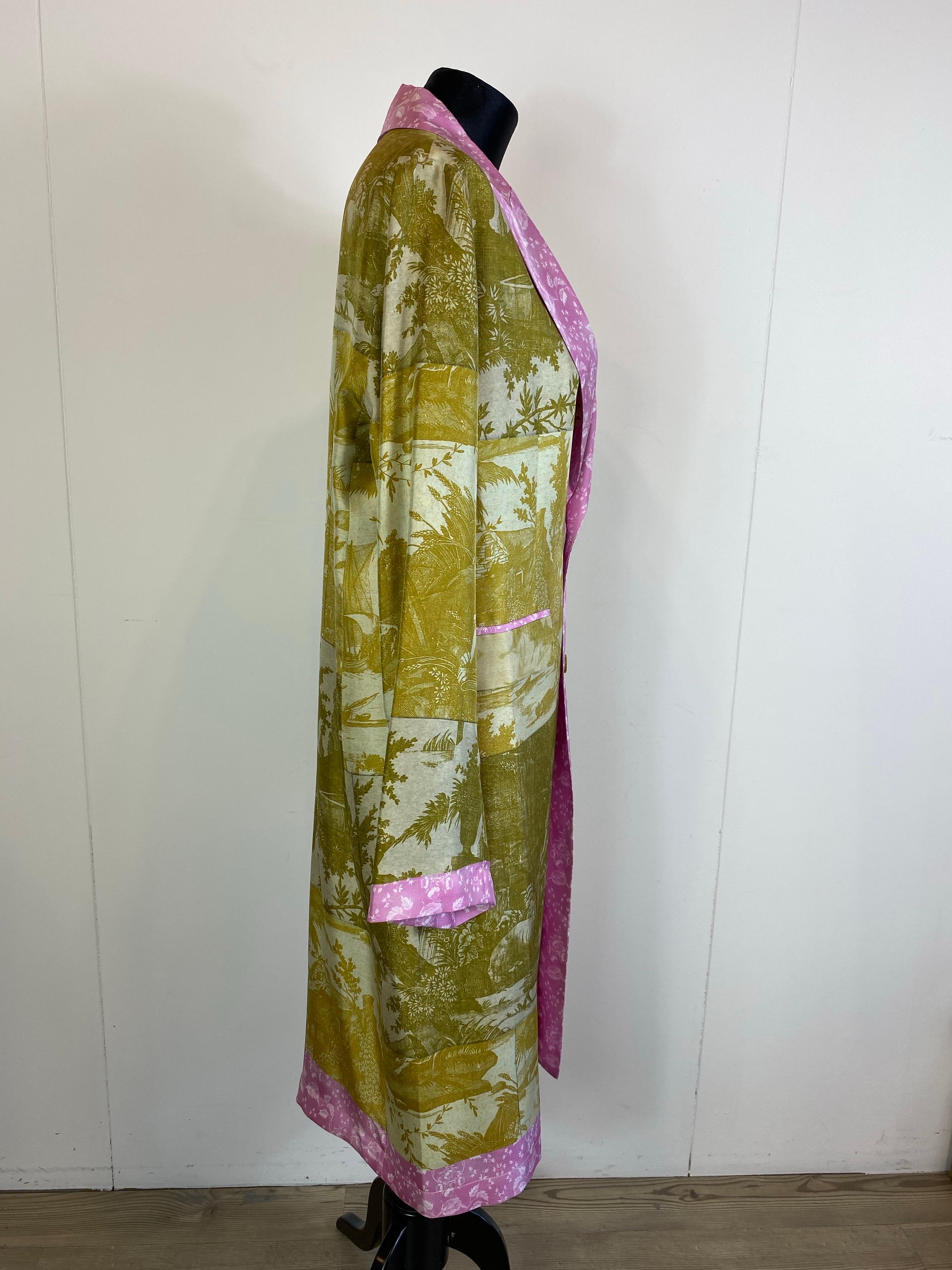 Soprabito in seta Pierre Louis Mascia in verde e rosa. 
Collo a punta. 
2 bottoni, monopetto. 
New, senza etichetta. 
Taglia S. 
Spalle 42 cm. 
Busto 51 cm. 
Vita 50 cm. 
Fianchi 54 cm. 
Lunghezza totale 105 cm. 
Lunghezza delle maniche 61 cm.
