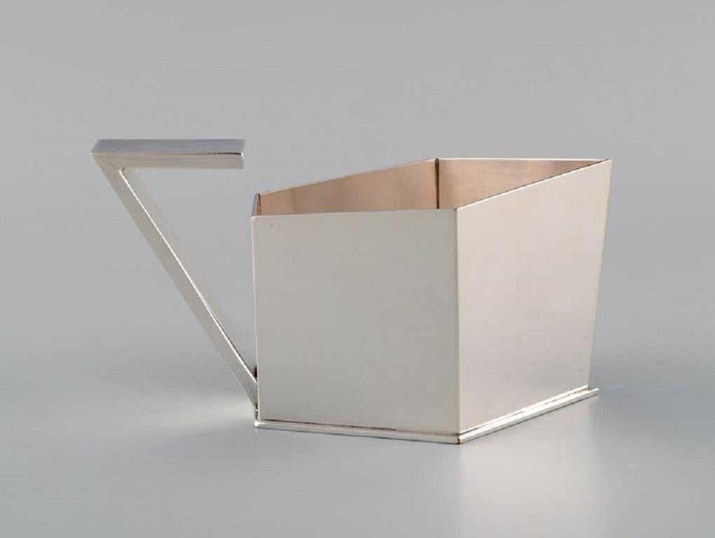 Pierre Meurgey, Paris. Two cubist pots in plated silver. Mid 20th century.
Largest pot measures: 18 x 9 cm.
Height: 14 cm.
In excellent condition.
Stamped.