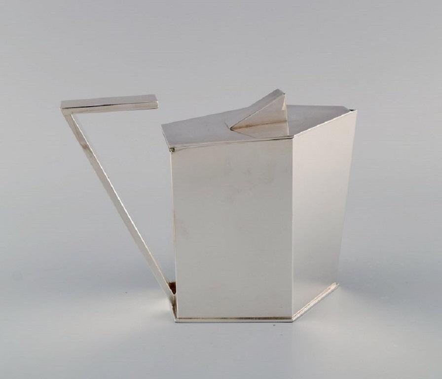 Pierre Meurgey, Paris. Two cubist pots in plated silver. Mid 20th C. In Excellent Condition In København, Copenhagen