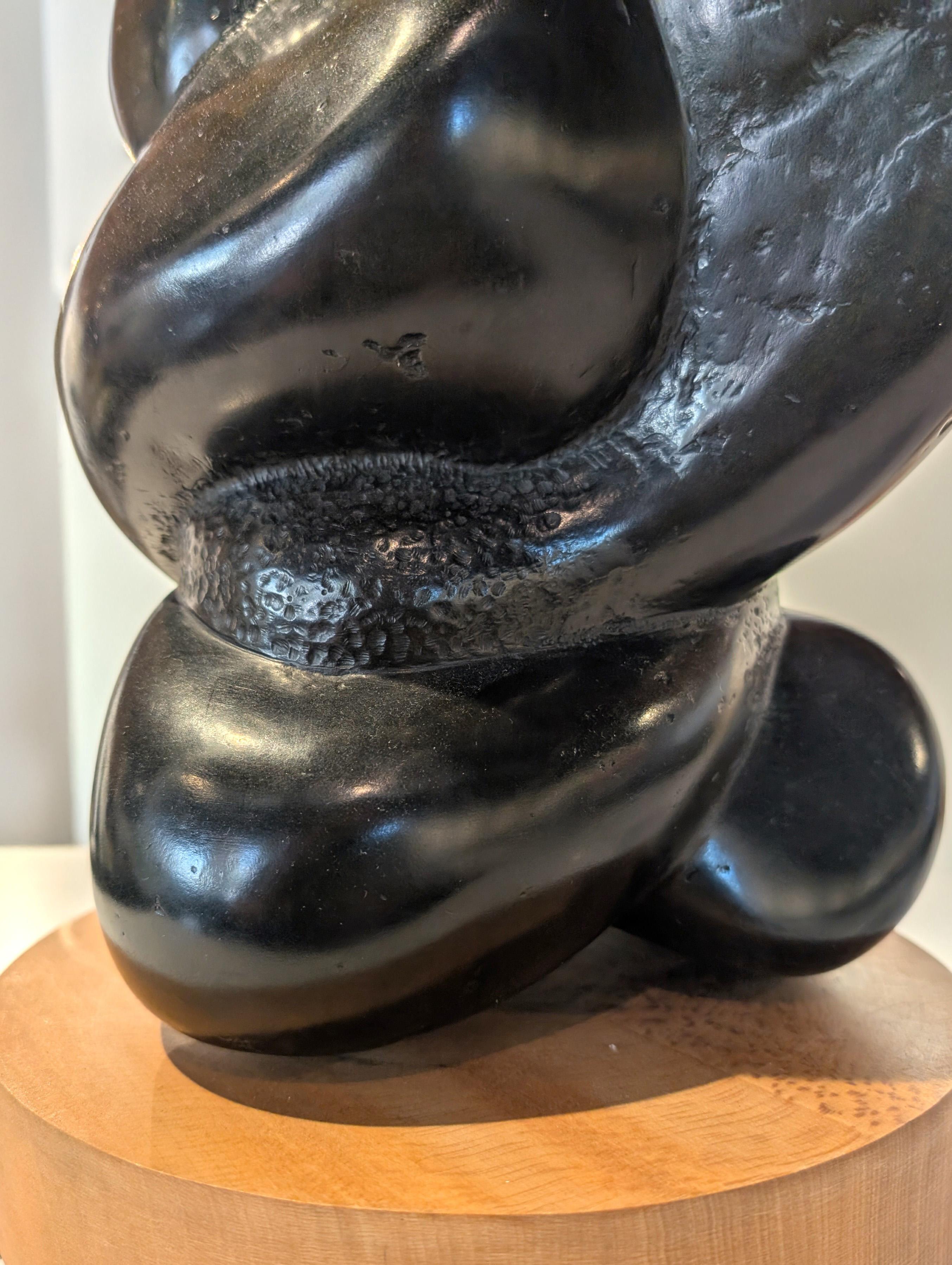 Scultura astratta biomorfa contemporanea in bronzo dell'artista francese Pierre Mouly. L'opera presenta una scultura centrale composta da forme ondulate e arrotondate poste su una base di legno. Firmato ed edito all'interno del calco della scultura.