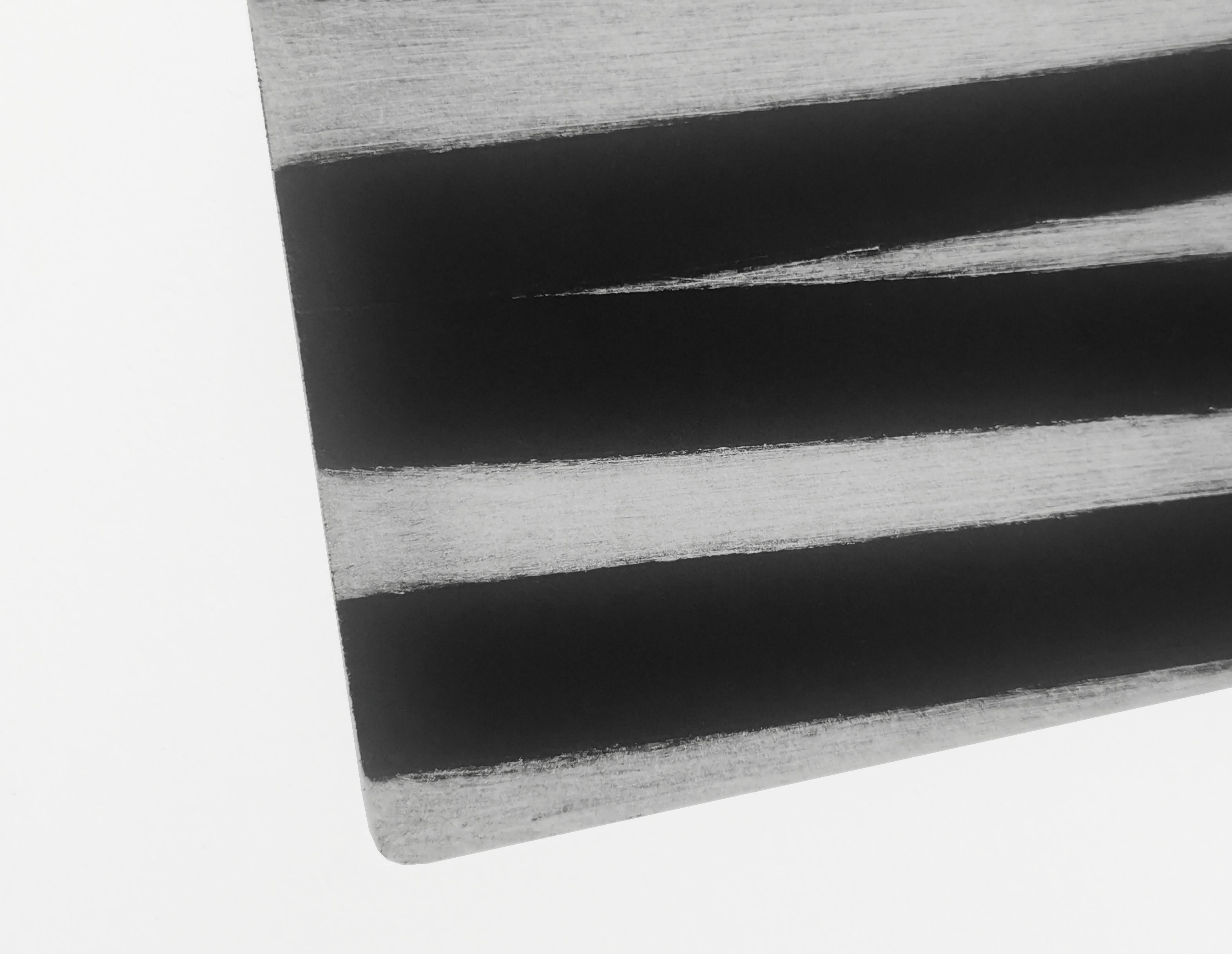 XXII 41 074 (Abstrakter Druck)

Carborundum auf gedrucktem Zink auf BFK Rives Papier 250 g/m2

Ausgabe 1/15

Pierre Muckensturm hat 2010 die Druckgrafik in sein Schaffen aufgenommen.

Das Gravur- und Druckverfahren ermöglicht es ihm, seine