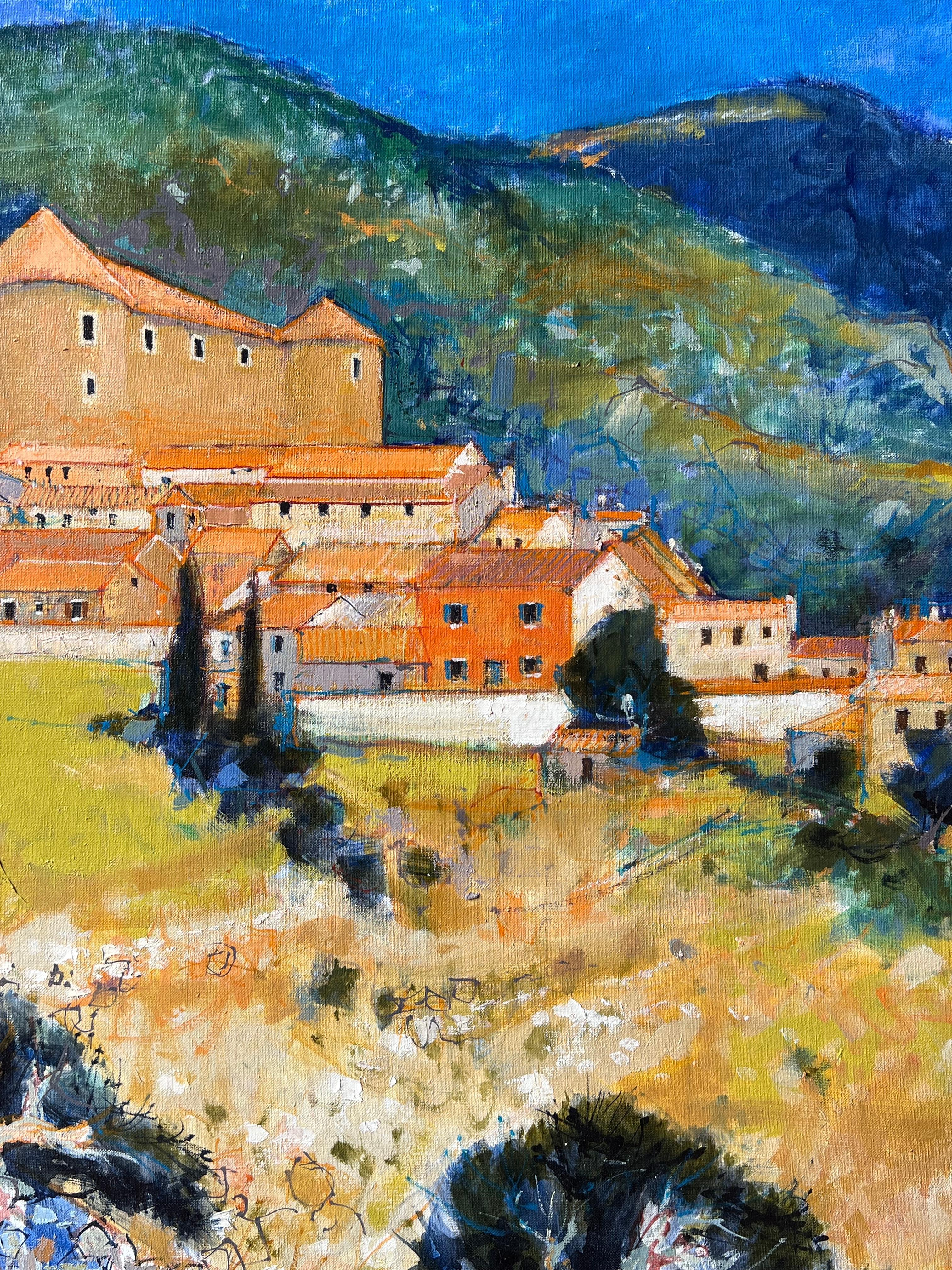 Eine Festung auf einem Hügel über einem Dorf mit orangenem Dach in sonnenbeschienenen Hügeln Französisches Ölgemälde im Angebot 1