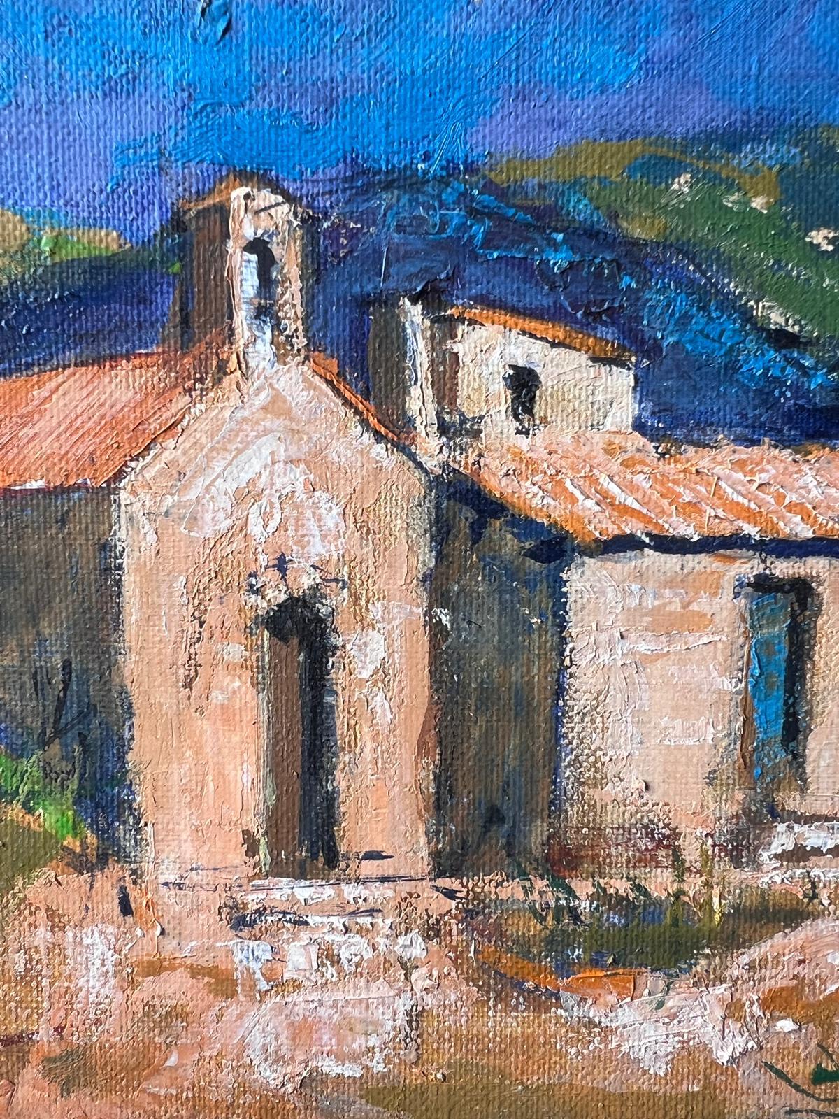 A. Stone Kapelle und Nebengebäude in sonnenbeschienener Berglandschaft Französisches Ölgemälde (Braun), Landscape Painting, von Pierre Neveu