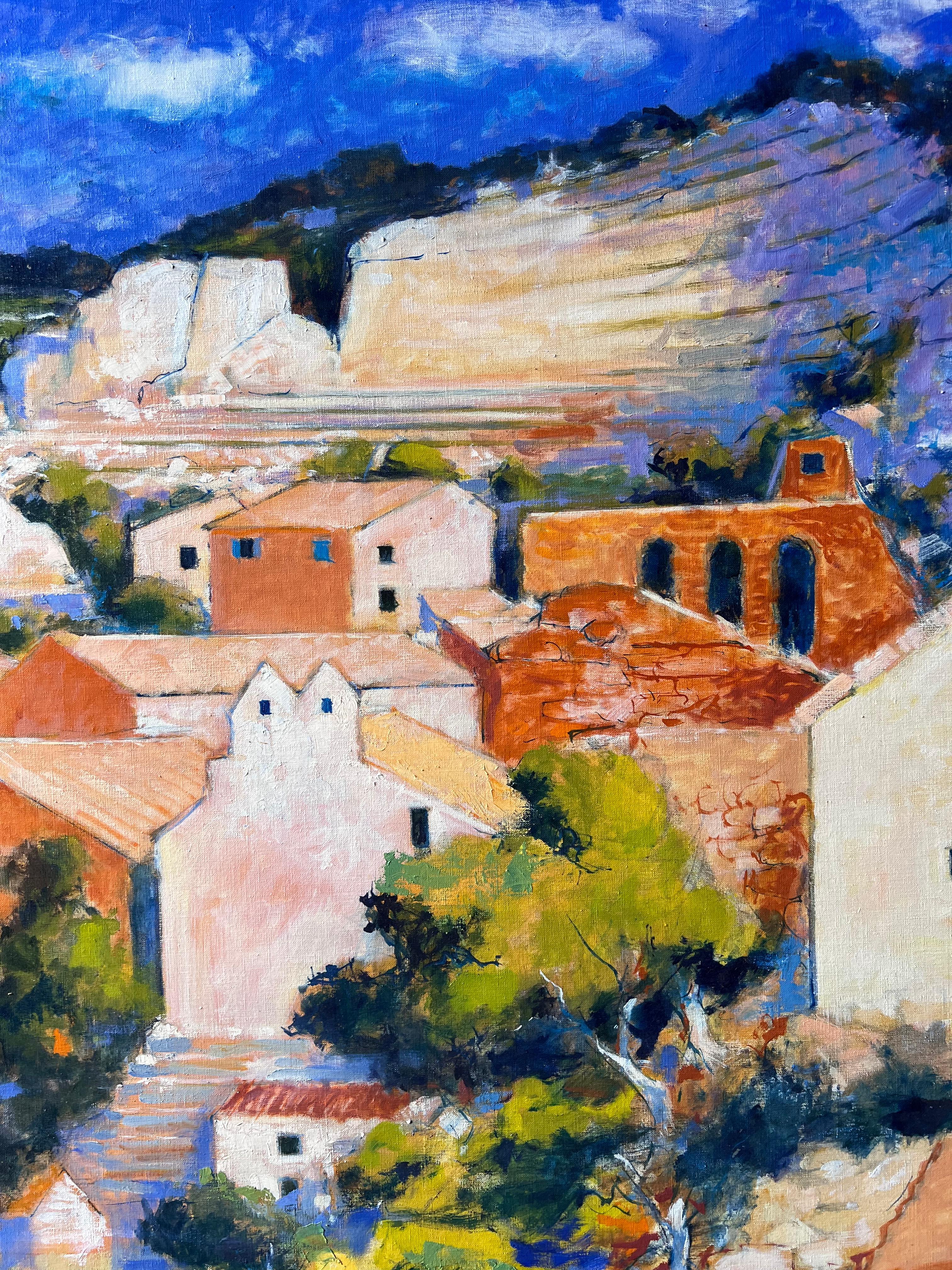 Riesige sonnenbeschienene Hügelspitze Balazuc mit hohen Klippen und Terrakotta-Häusern Ölgemälde (Braun), Landscape Painting, von Pierre Neveu