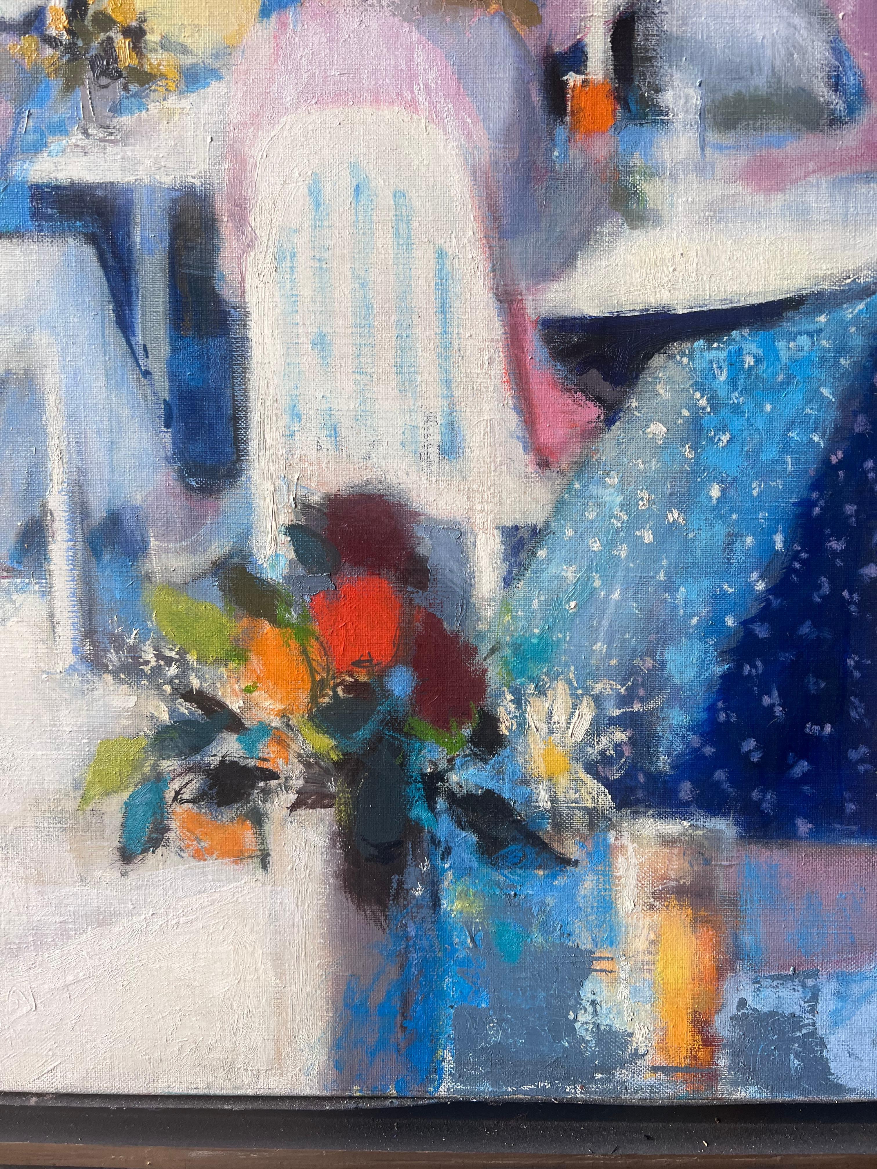 La Creperie in Chantilly Sonnenbeschienene Café-Terrasse mit Figuren auf Französisch Ölgemälde (Grau), Figurative Painting, von Pierre Neveu