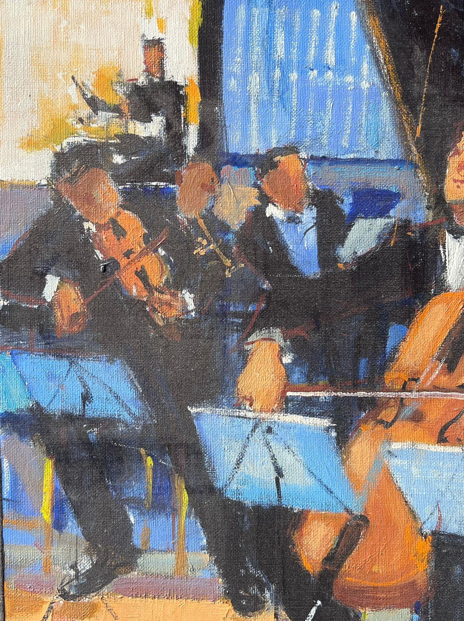 Orchester Musiker spielen Cellos und Geigen in warmer Konzertszene Französisches Öl (Braun), Figurative Painting, von Pierre Neveu