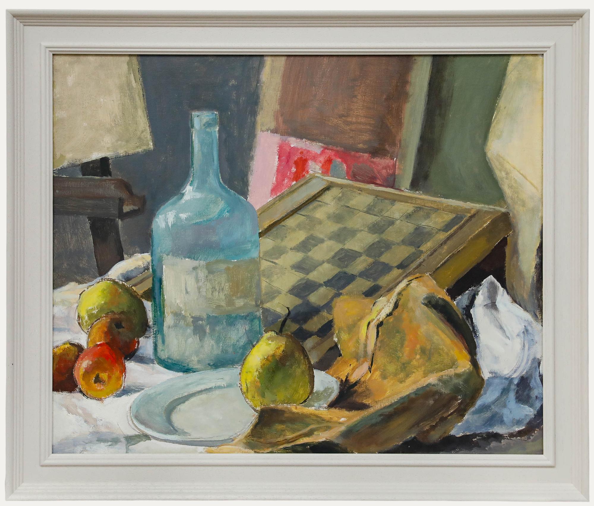 Pierre Neveu (geb. 1929) - Stilleben mit Zeichentafel, Öl auf Leinwand. Ein postimpressionistisches Stillleben, das ein geschäftiges Tischarrangement mit Damespiel, Obst und einer großen Glasflasche zeigt. Präsentiert in einem modernen cremefarbenen