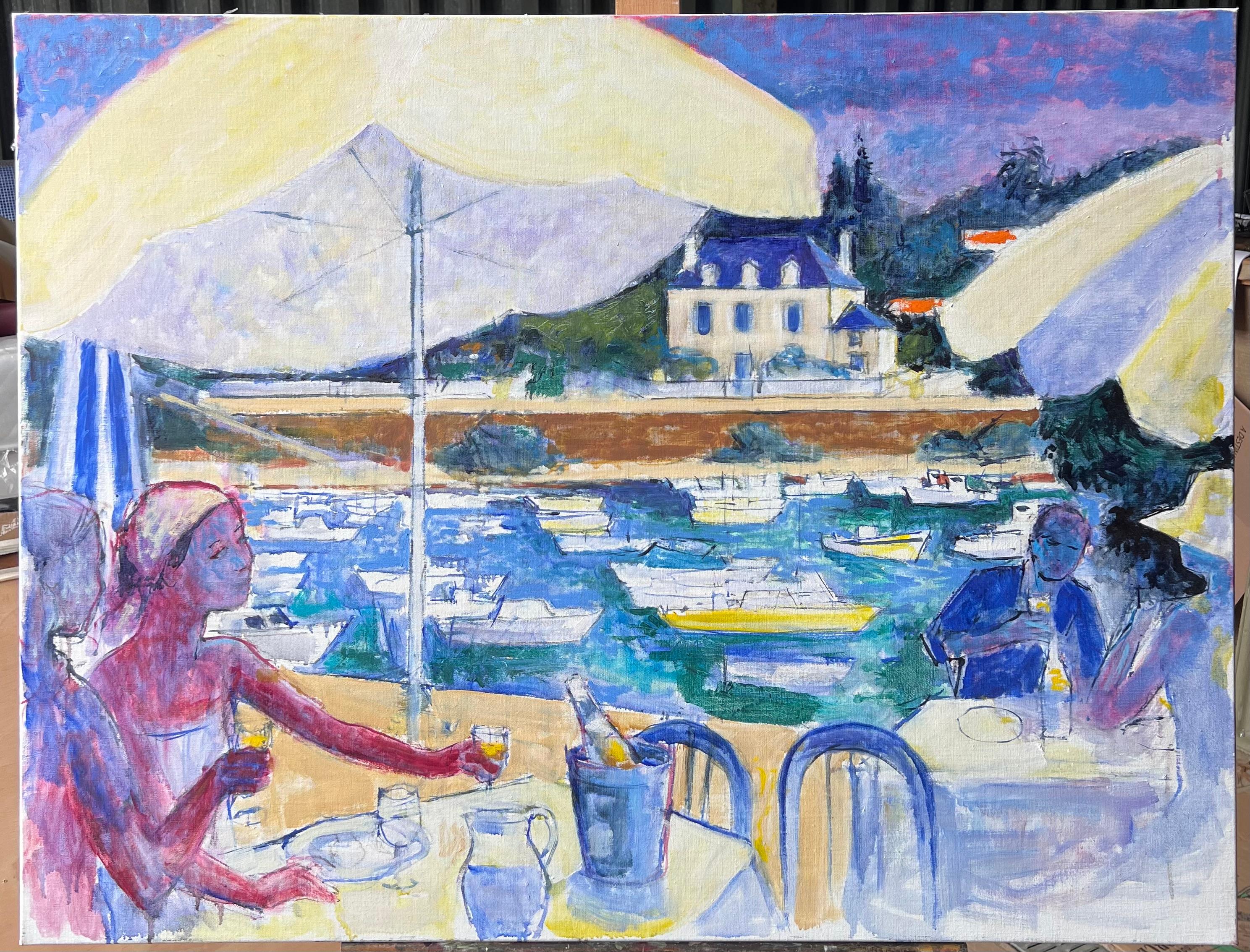 Seaside Cafe Szene mit Diners mit Blick auf Boote und Villa Ein Französisch Ölgemälde – Painting von Pierre Neveu