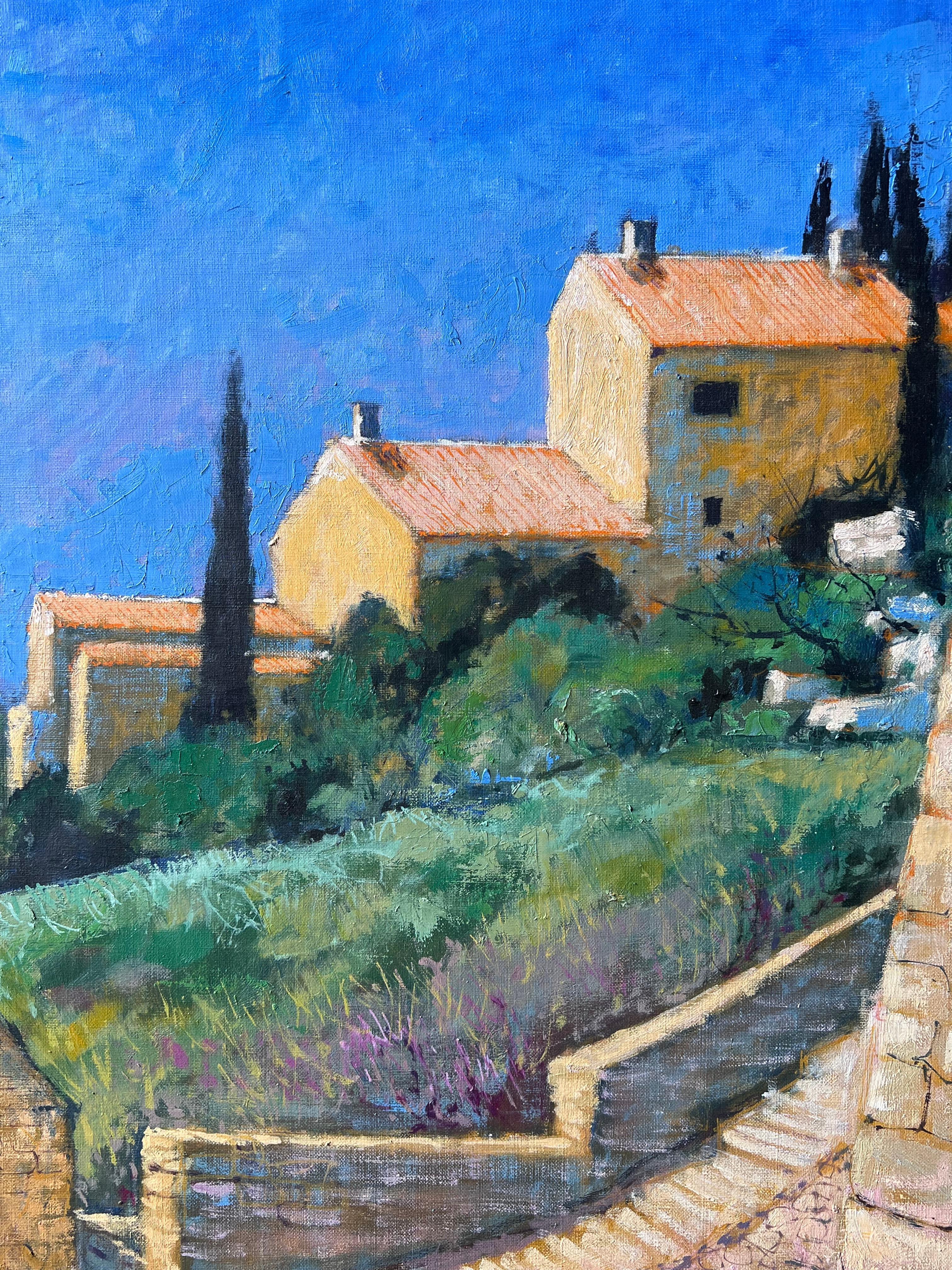 Village ensoleillé à flanc de colline avec chemin de pierre et maisons dorées Vue Peinture à l'huile française - Post-impressionnisme Painting par Pierre Neveu