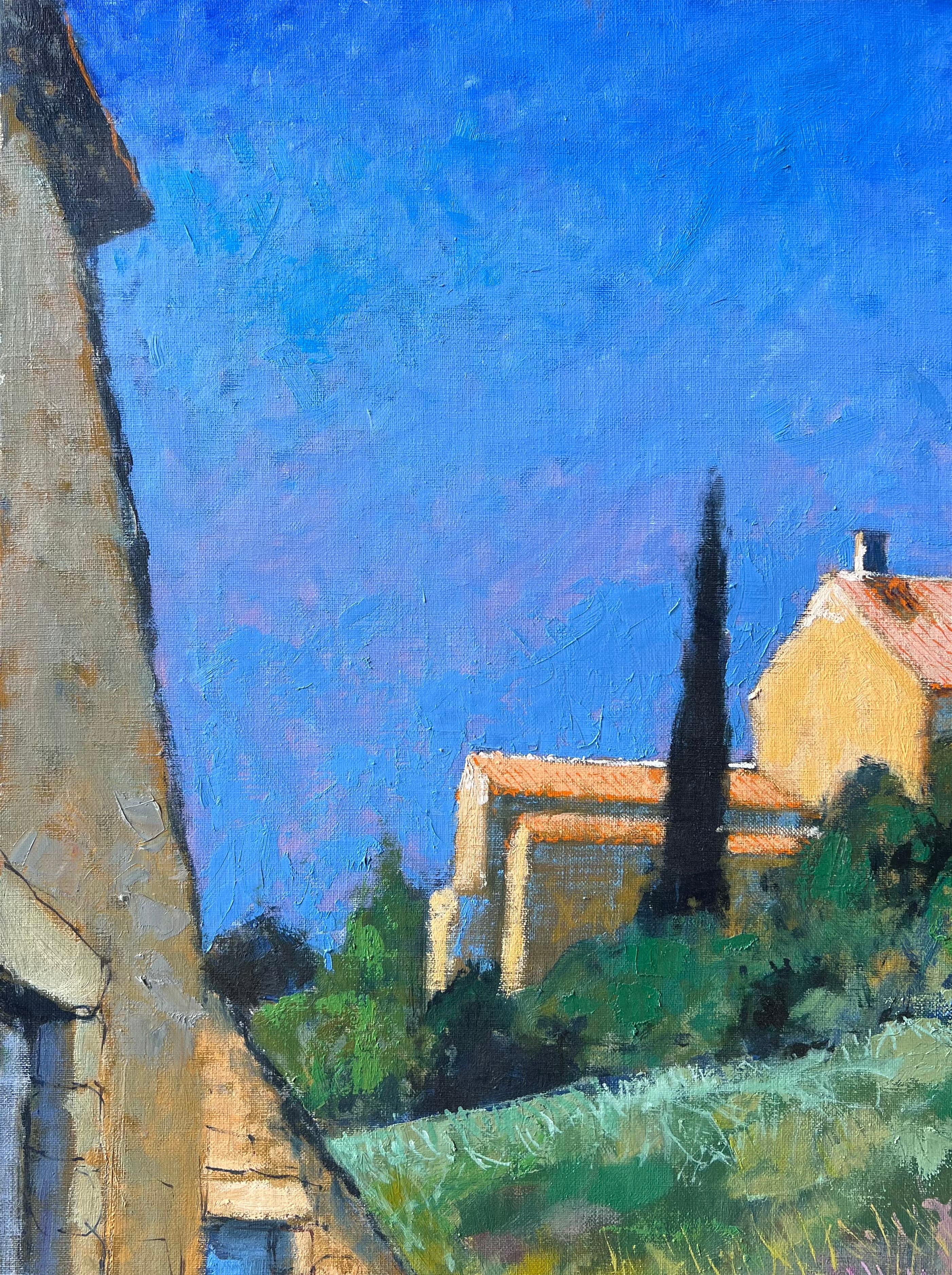 Village ensoleillé à flanc de colline avec chemin de pierre et maisons dorées Vue Peinture à l'huile française - Bleu Landscape Painting par Pierre Neveu