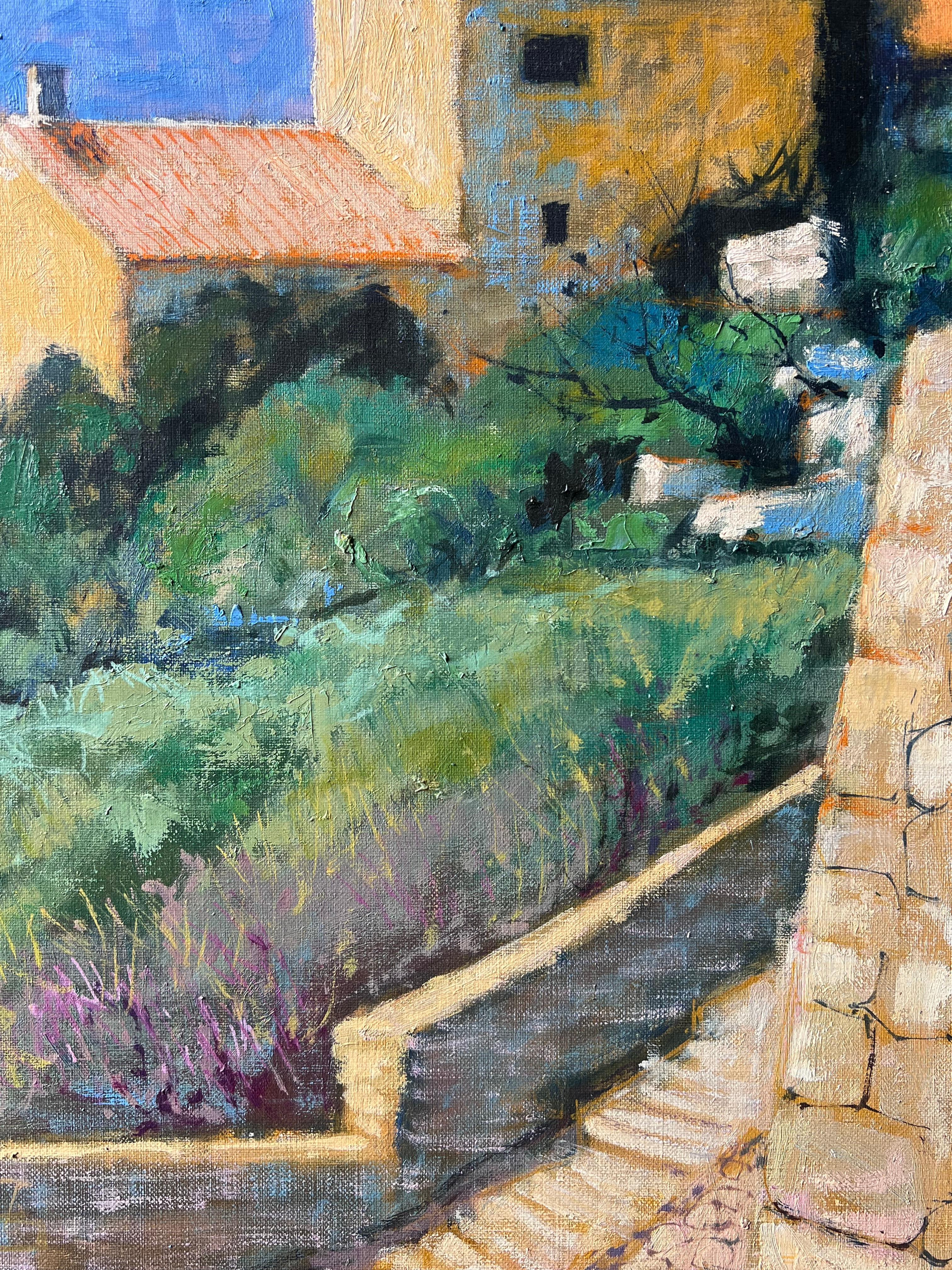 Village ensoleillé à flanc de colline avec chemin de pierre et maisons dorées Vue Peinture à l'huile française en vente 1