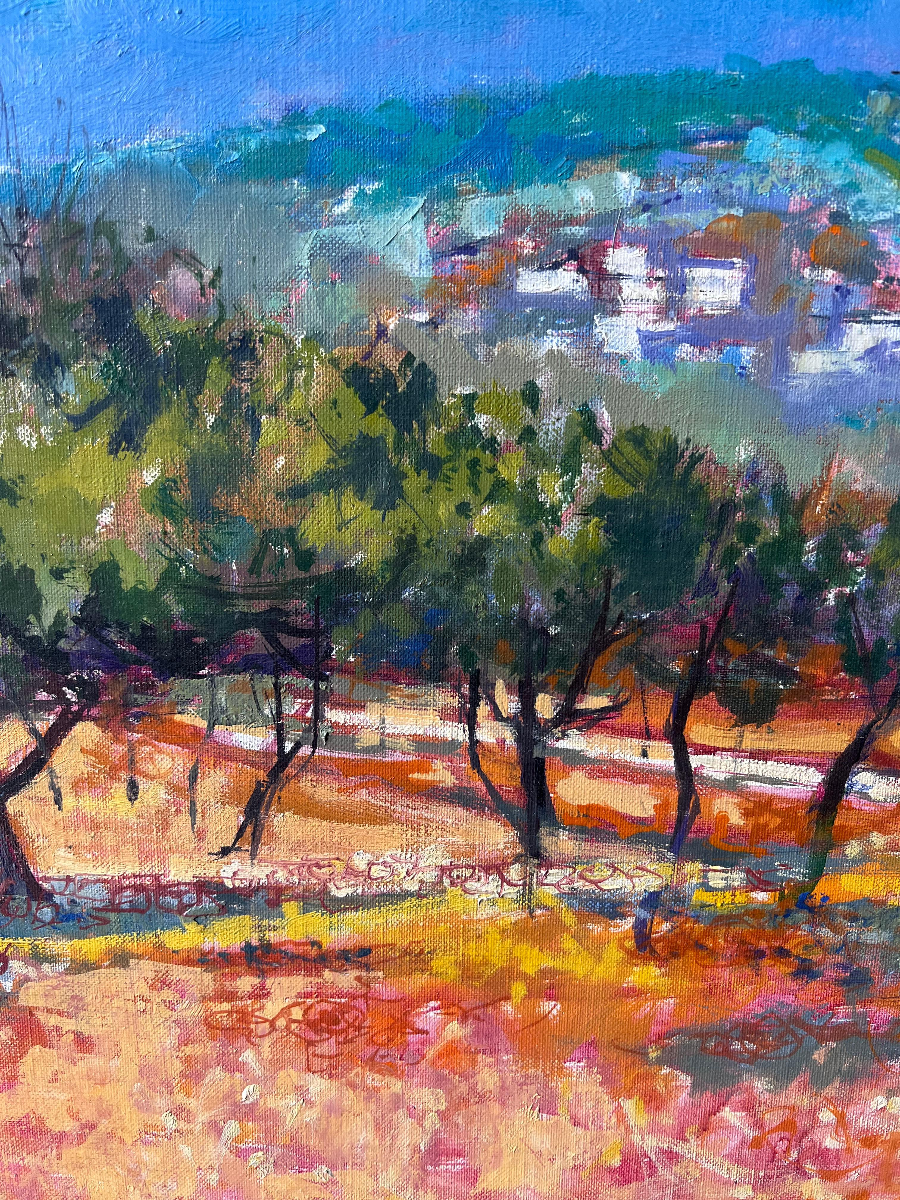 Oliverie ensoleillée avec village perché dans une campagne française dynamique - Gris Landscape Painting par Pierre Neveu