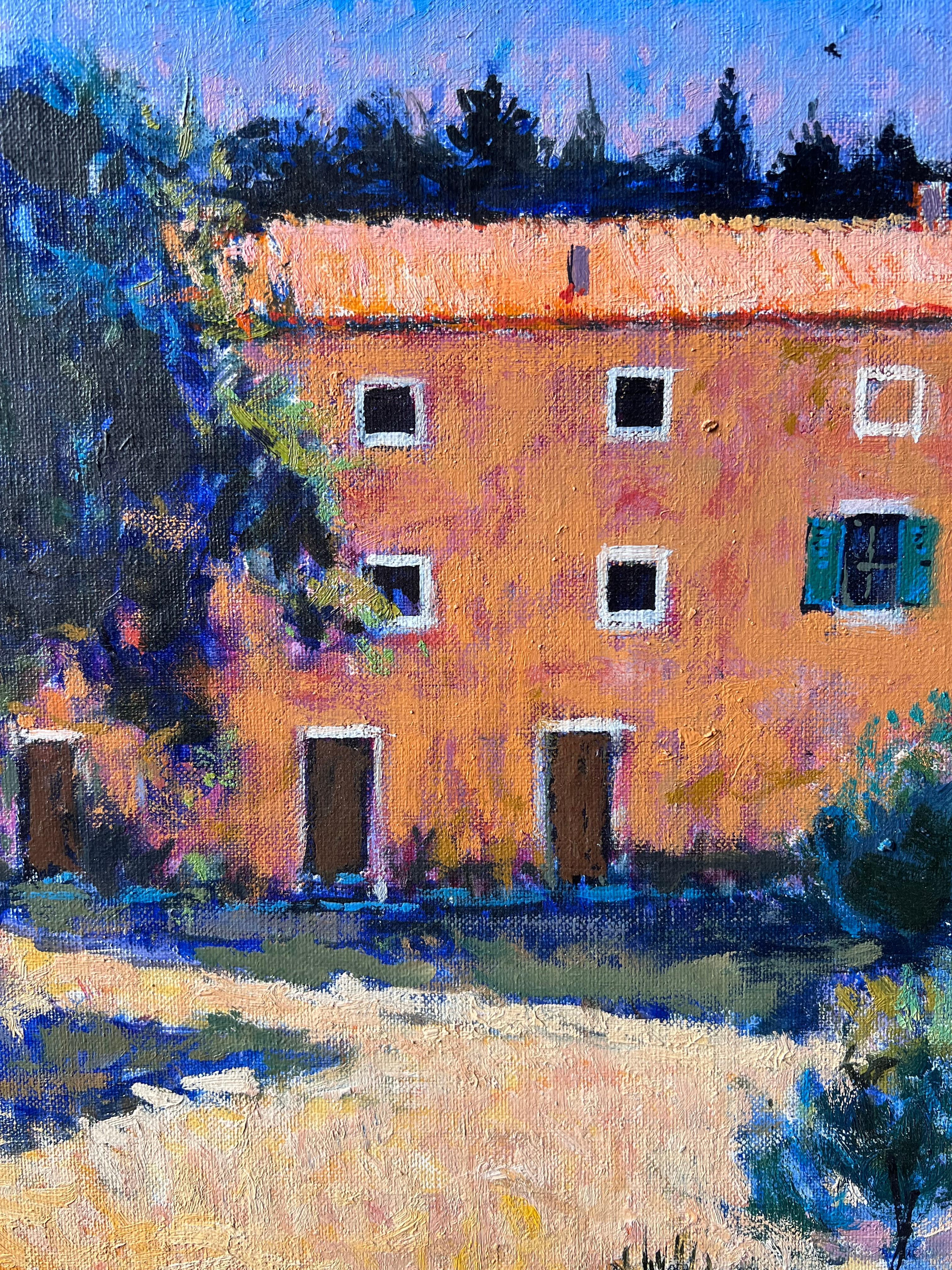 Peinture à l'huile - Mas provençal ensoleillé au milieu des arbres et des champs à Apt, France - Gris Landscape Painting par Pierre Neveu