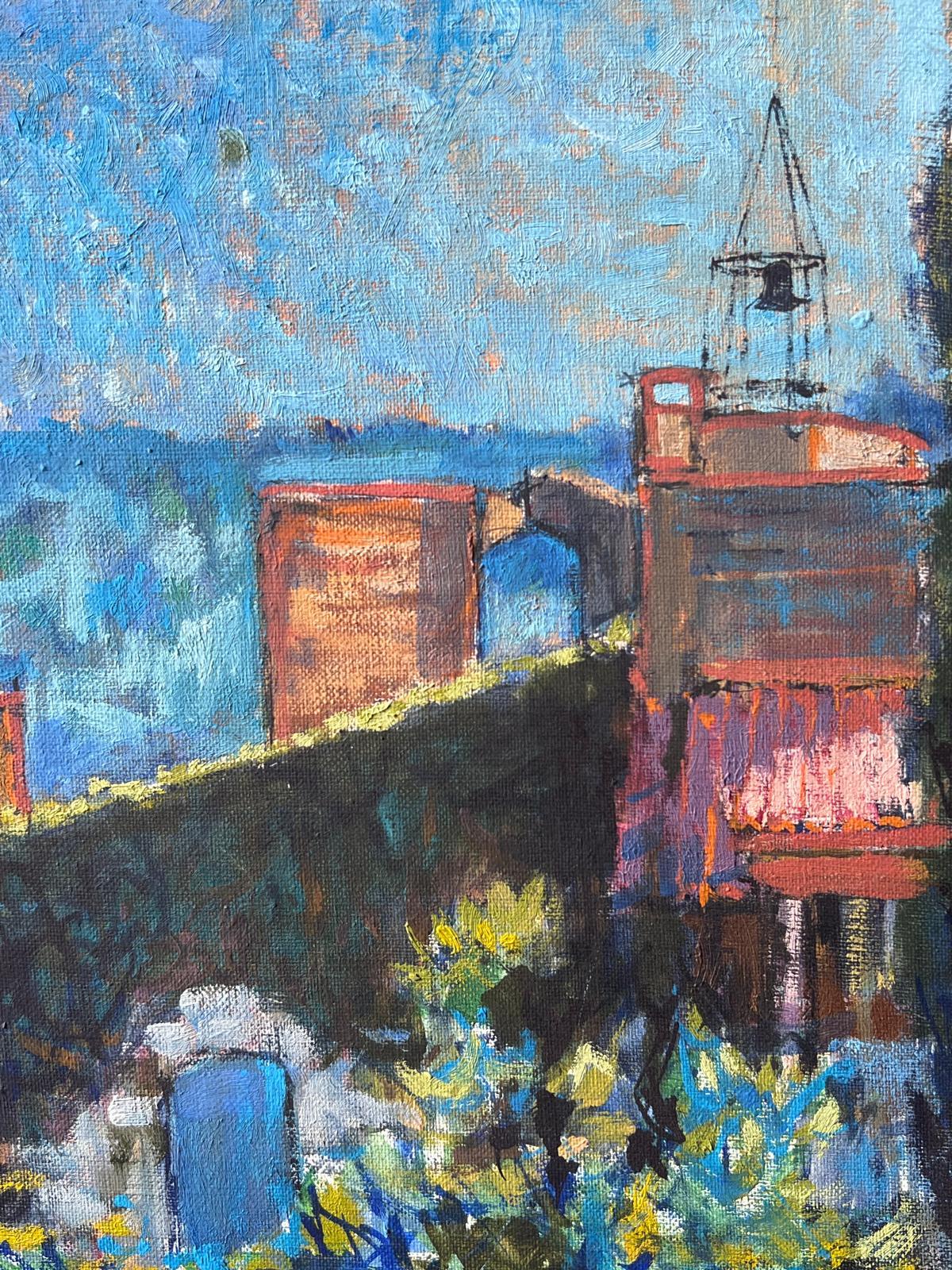 Sonnige Dachansicht mit Steinbogen und blauem Himmel über einer Townes Französisches Ölgemälde (Post-Impressionismus), Painting, von Pierre Neveu