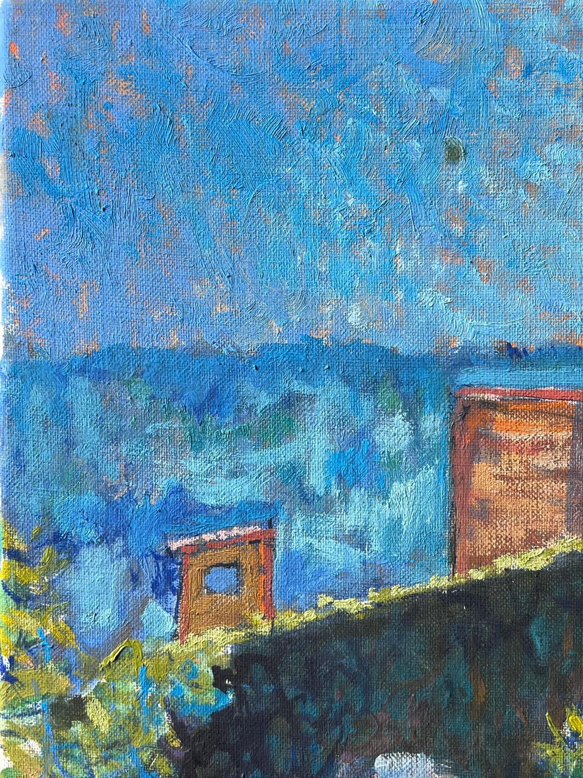 Sonnige Dachansicht mit Steinbogen und blauem Himmel über einer Townes Französisches Ölgemälde (Blau), Landscape Painting, von Pierre Neveu