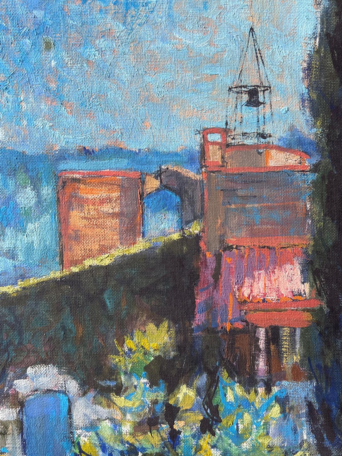 Sonnige Dachansicht mit Steinbogen und blauem Himmel über einer Townes Französisches Ölgemälde im Angebot 2