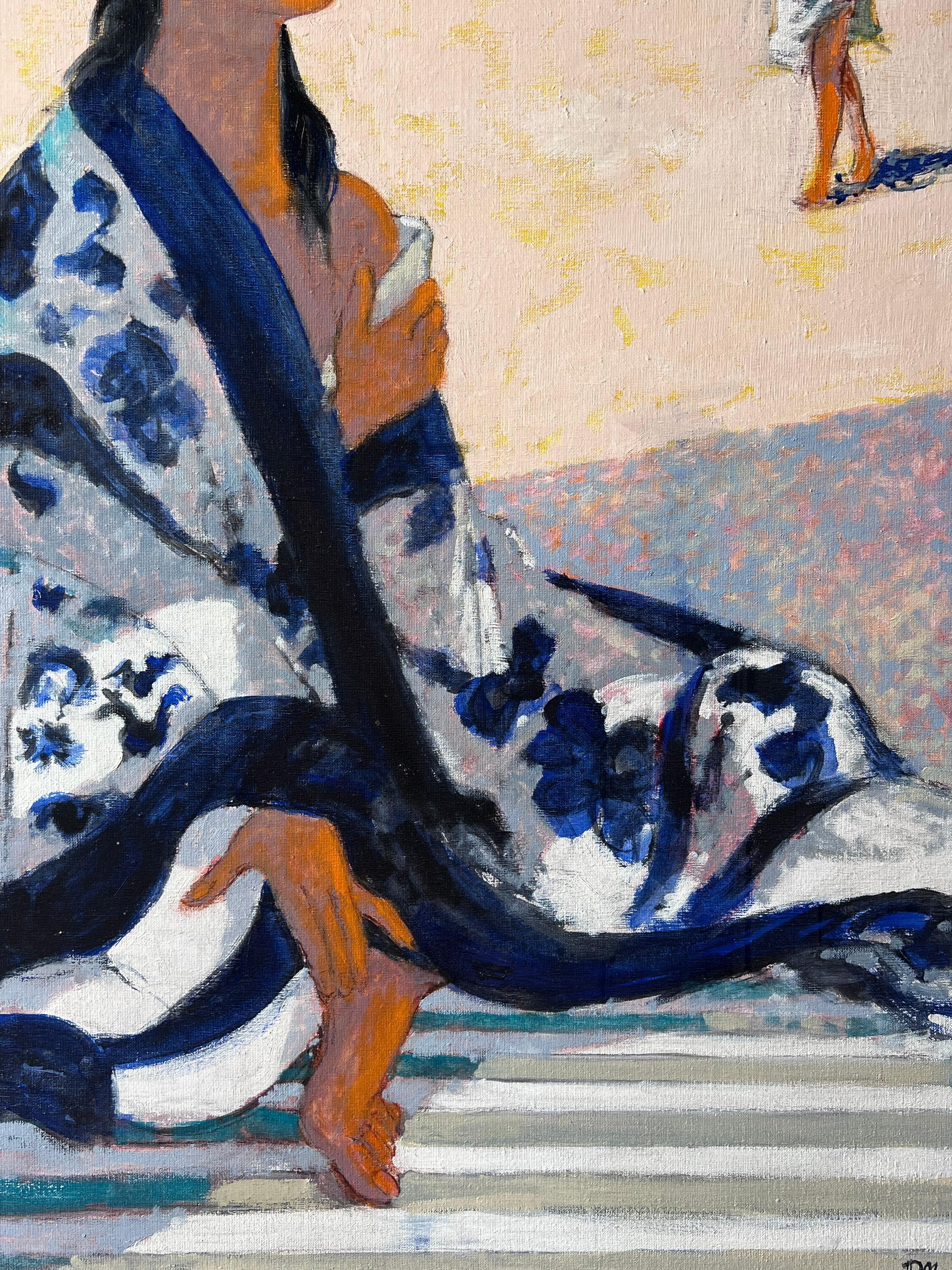 Frau in blauem geblümten Bademantel entspannt am warmen sonnenbeschienenen ruhigen Strand Französisch Ölgemälde (Post-Impressionismus), Painting, von Pierre Neveu