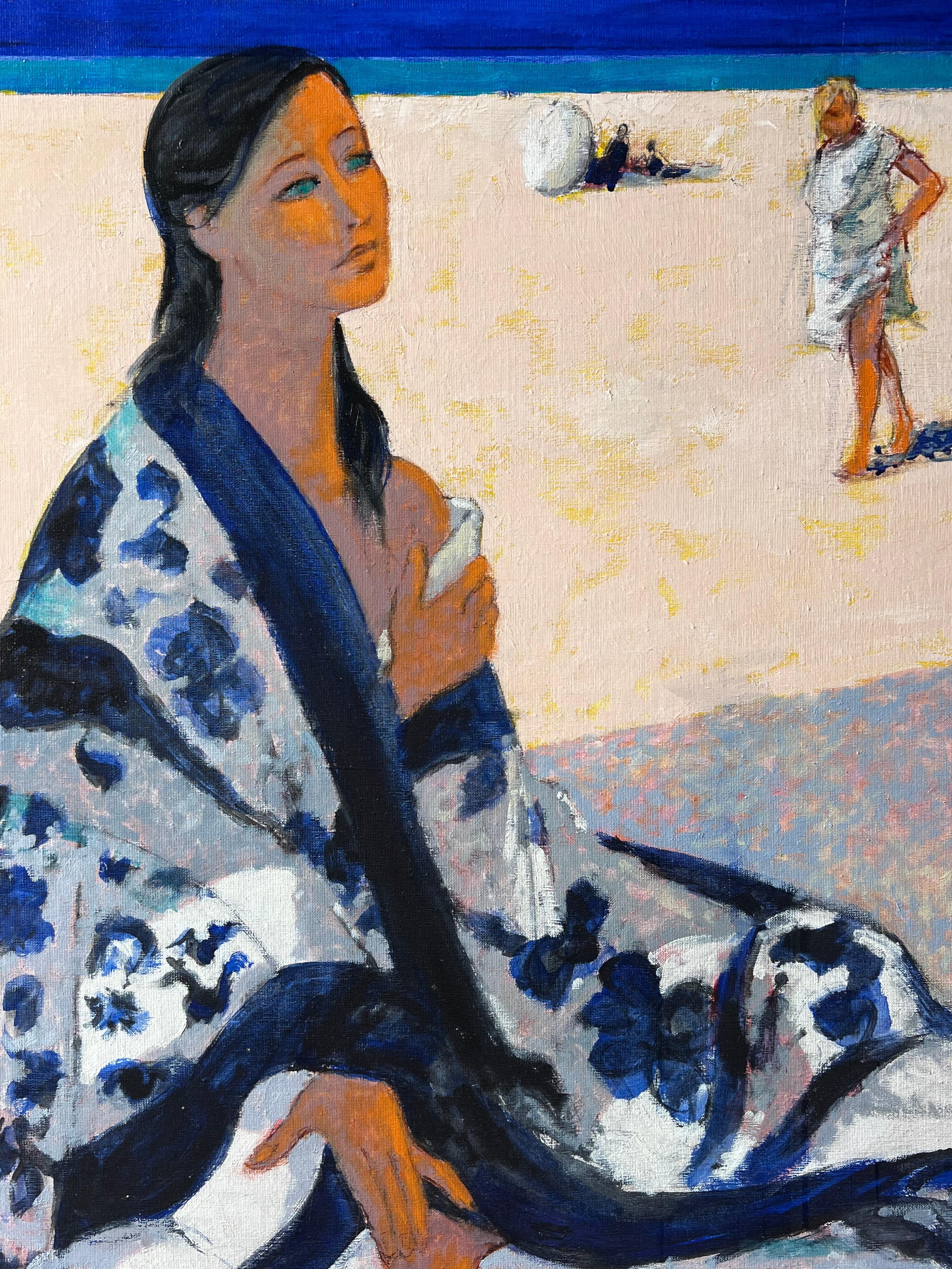 Frau in blauem geblümten Bademantel entspannt am warmen sonnenbeschienenen ruhigen Strand Französisch Ölgemälde (Beige), Landscape Painting, von Pierre Neveu