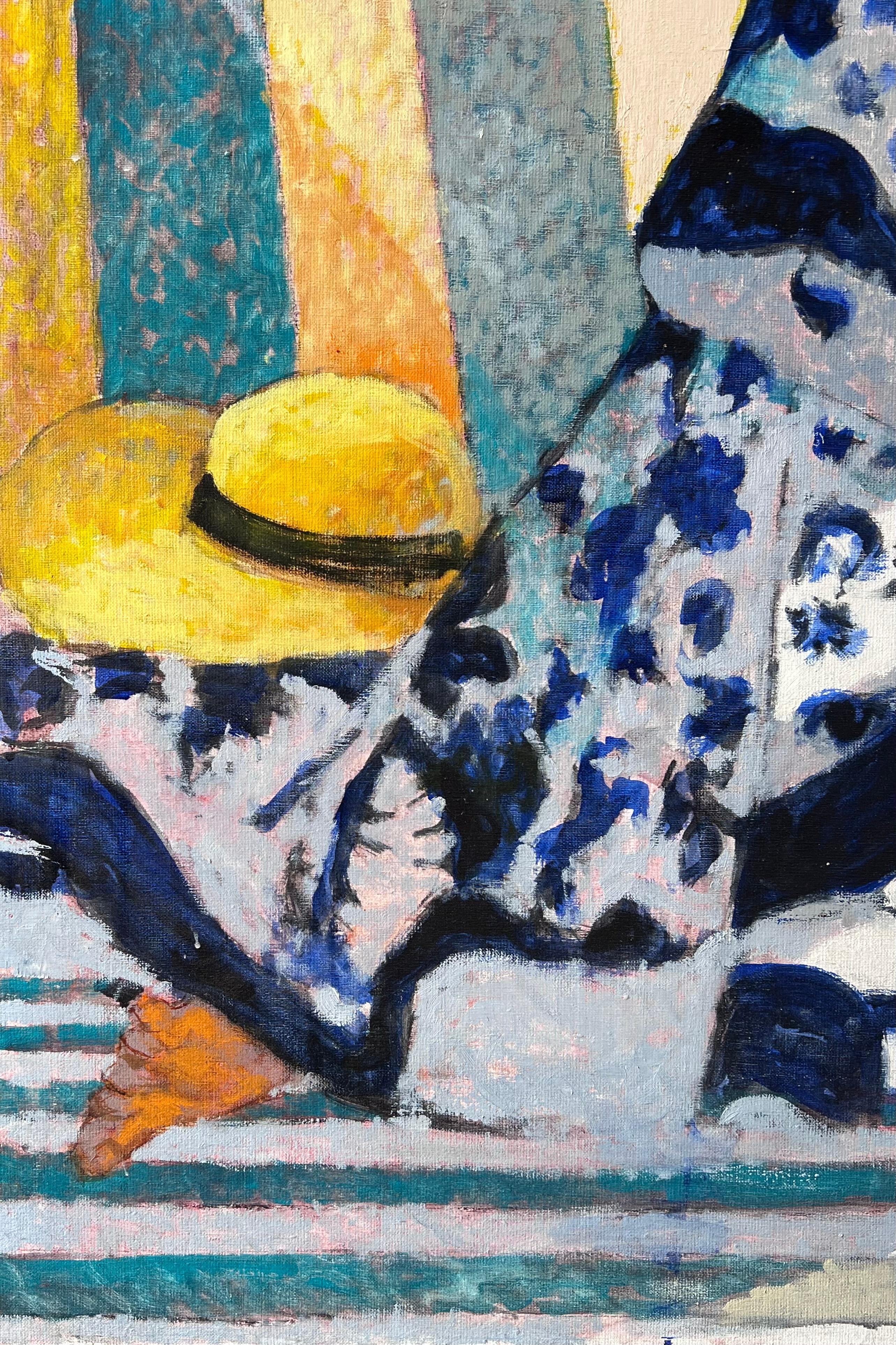 Frau in blauem geblümten Bademantel entspannt am warmen sonnenbeschienenen ruhigen Strand Französisch Ölgemälde im Angebot 1