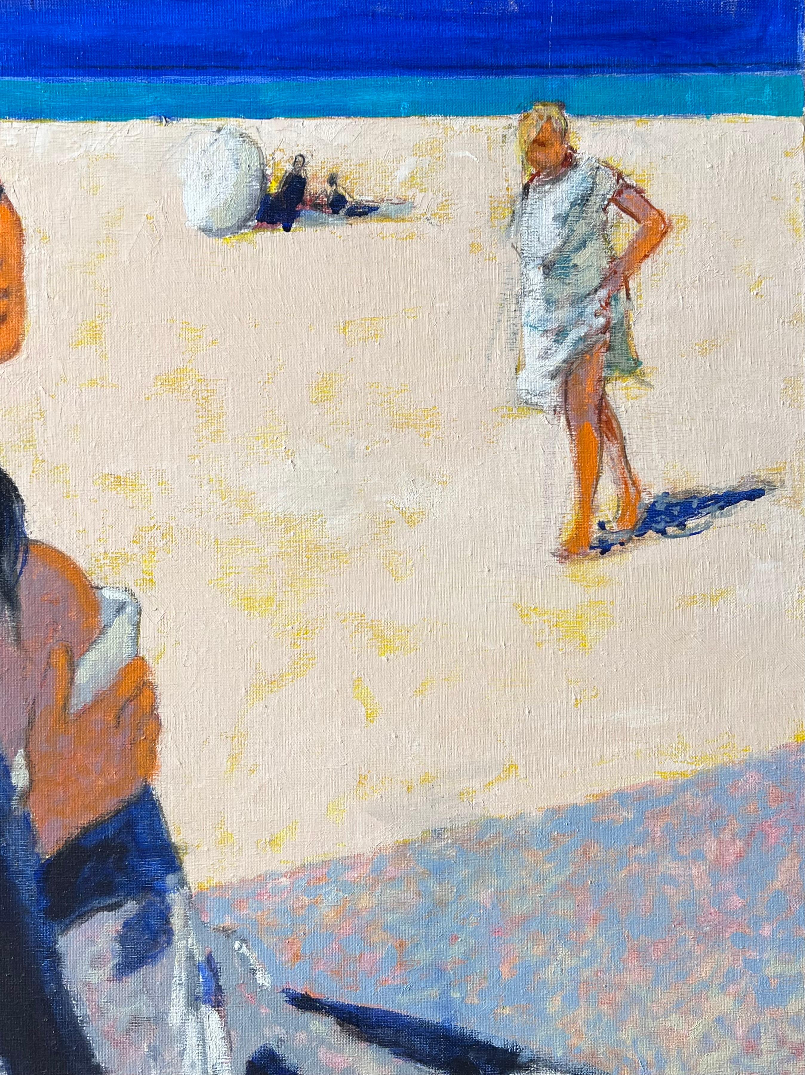 Frau in blauem geblümten Bademantel entspannt am warmen sonnenbeschienenen ruhigen Strand Französisch Ölgemälde im Angebot 2