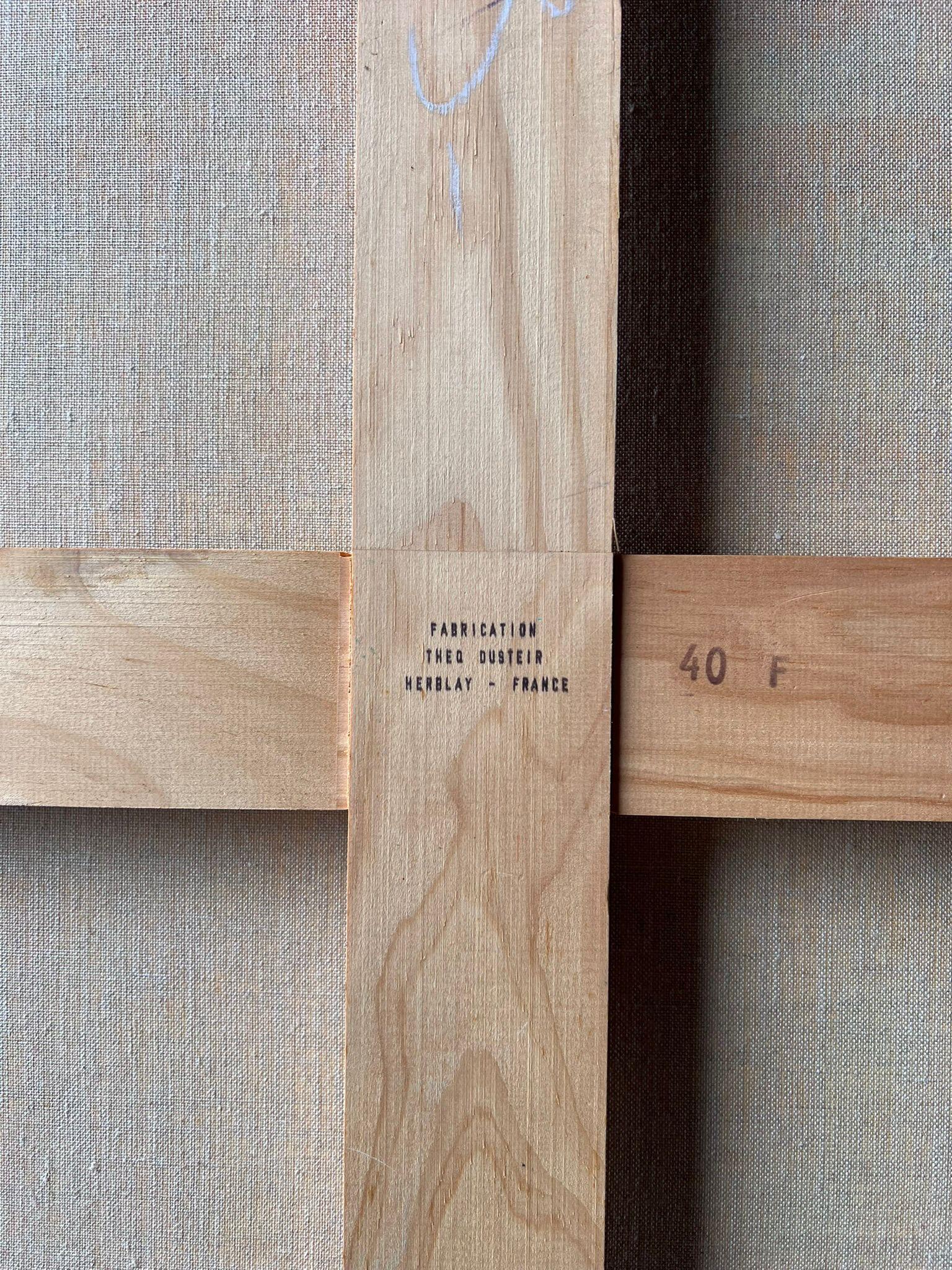 Femmes déambulant dans les étals d'un marché rouge vif rempli de produits et d'huile française en vente 7