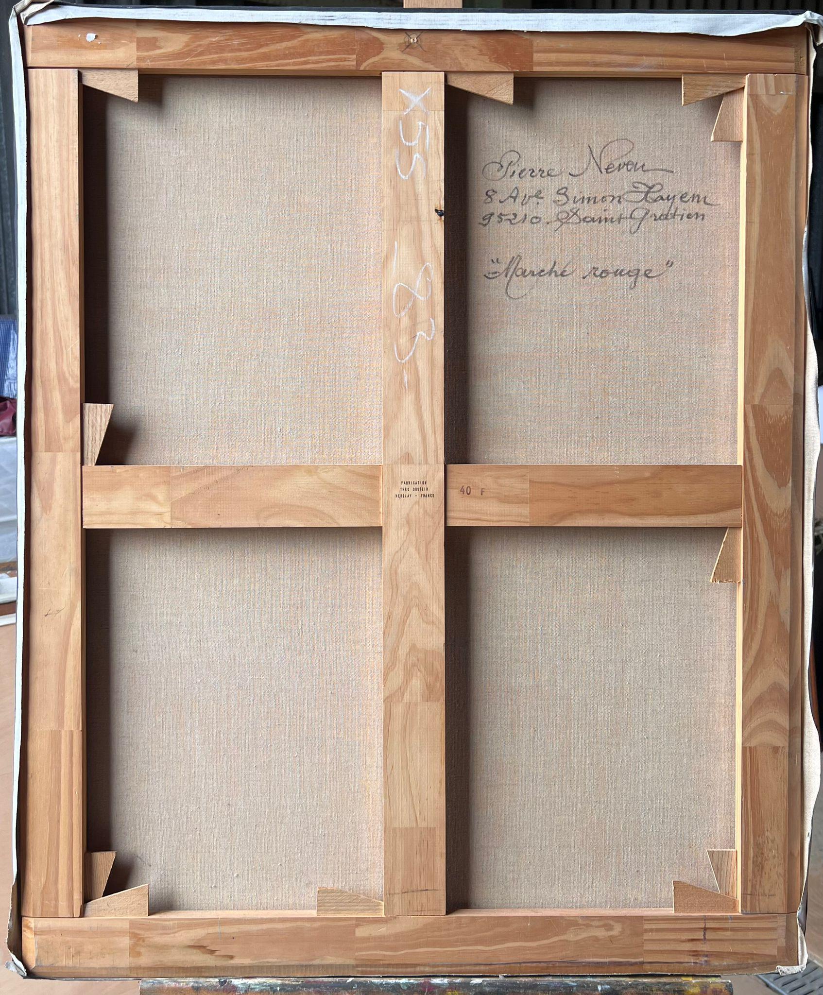 Femmes déambulant dans les étals d'un marché rouge vif rempli de produits et d'huile française en vente 8