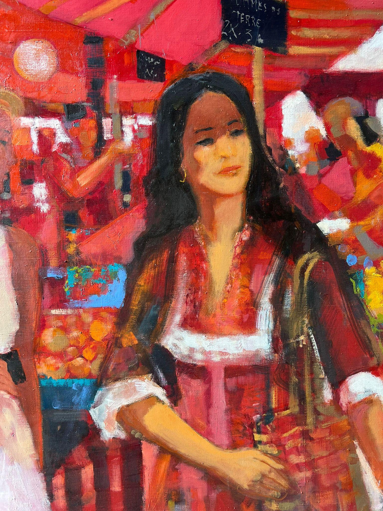 Femmes déambulant dans les étals d'un marché rouge vif rempli de produits et d'huile française en vente 3